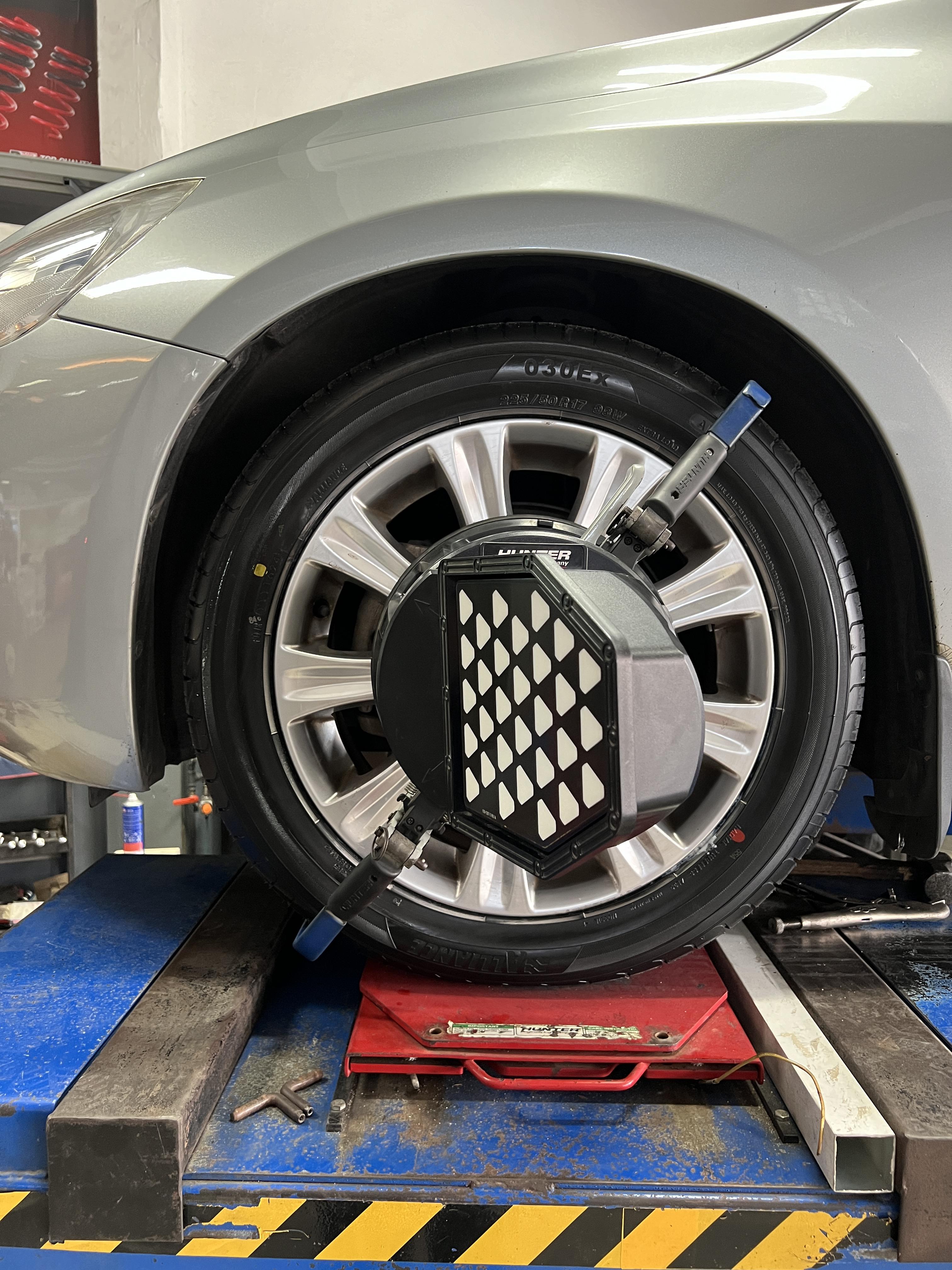 VOLVO S60 เปลี่ยนยางรถยนต์ใช้งาน ประจำวัน [+] ALLIANCE AL030 225/50R17 *นัดหมายก่อนเข้ารับบริการ เพื่อความรวดเร็วครับ 𝙊𝙪𝙧 𝙎𝙚𝙧𝙫𝙞𝙘𝙚 บริการทางร้านเรารับทำอะไรบ้าง 🔧 มียางรถยนต์ทุกยี่ห้อให้เลือกซื้อ 🔧 โช้คอัพ สปริง 🔧 เช็คช่วงล่าง แก้ปัญหาให้ตรงจุด 🔧 ติดตั้งยางแบบไร้รอย 100% 🔧 บริการสลับยาง ตามอายุ 🔧 บริการล้างลิ้นปีกผีเสื้อ 🔧 บริการเช็คระยะรถยนต์ 🔧 เปลี่ยนถ่ายของเหลวทั้งระบบ 🔧 ตั้งศูนย์ด้วยเครื่อง HUNTER นำเข้าจาก USA สอบถามข้อมูลเพิ่มเติม หรือนัดหมายเข้ารับบริการ ☎️ : 08-6569-1915 ☎️ : 08-6544-5963 Line id : @88rw Tiktok : https://www.tiktok.com/@88rwycrr Youtube : https://youtube.com/@88rw Facebook : https://www.facebook.com/88rwtire Location : https://goo.gl/maps/HrNUAZXPN94KvxZ98? #รถยนต์มีปัญหาไม่รู้ต้องแก้ตรงไหน ทางเรายินดี ตรวจหาปัญหาและหาวิธีแก้ บอกลูกค้าก่อนลงมือทำเสมอราคาเป็นธรรมไม่เอาเปรียบ สบายใจคุณลูกค้า ร้านยางเจริญรุ่งเรือง ยินดีต้อนรับครับ