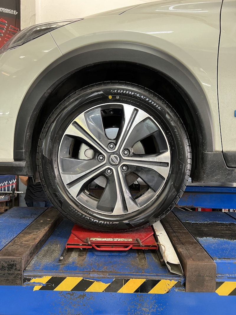 NISSAN KICKS เปลี่ยนยางใช้งานประจำวัน [+] Bridgestone Turanza6 215/55R17 พร้อมบริการติดตั้ง ถ่วงล้อ เติมลมไนโตรเจน และ ตั้งศูนย์ 📌 สอบถามข้อมูลเพิ่มเติม หรือนัดหมายเข้ารับบริการ ☎️ : 08-6569-1915 ☎️ : 08-6544-5963 💬 Line id : @88rw 📍 Location : https://goo.gl/maps/HrNUAZXPN94KvxZ98 🌐 Facebook : https://www.facebook.com/88rwtire #ยางรถยนต์ #bridgestone #Turanza6 #NissanKicks
