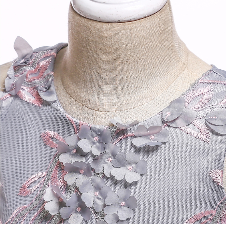 ชุดเดรสออกงานเด็กสีเทา ตกแต่งช่วงอกสวยงาม ทรงหน้าสั้นหลังยาว ด้านหลังมีโบว์ผูก