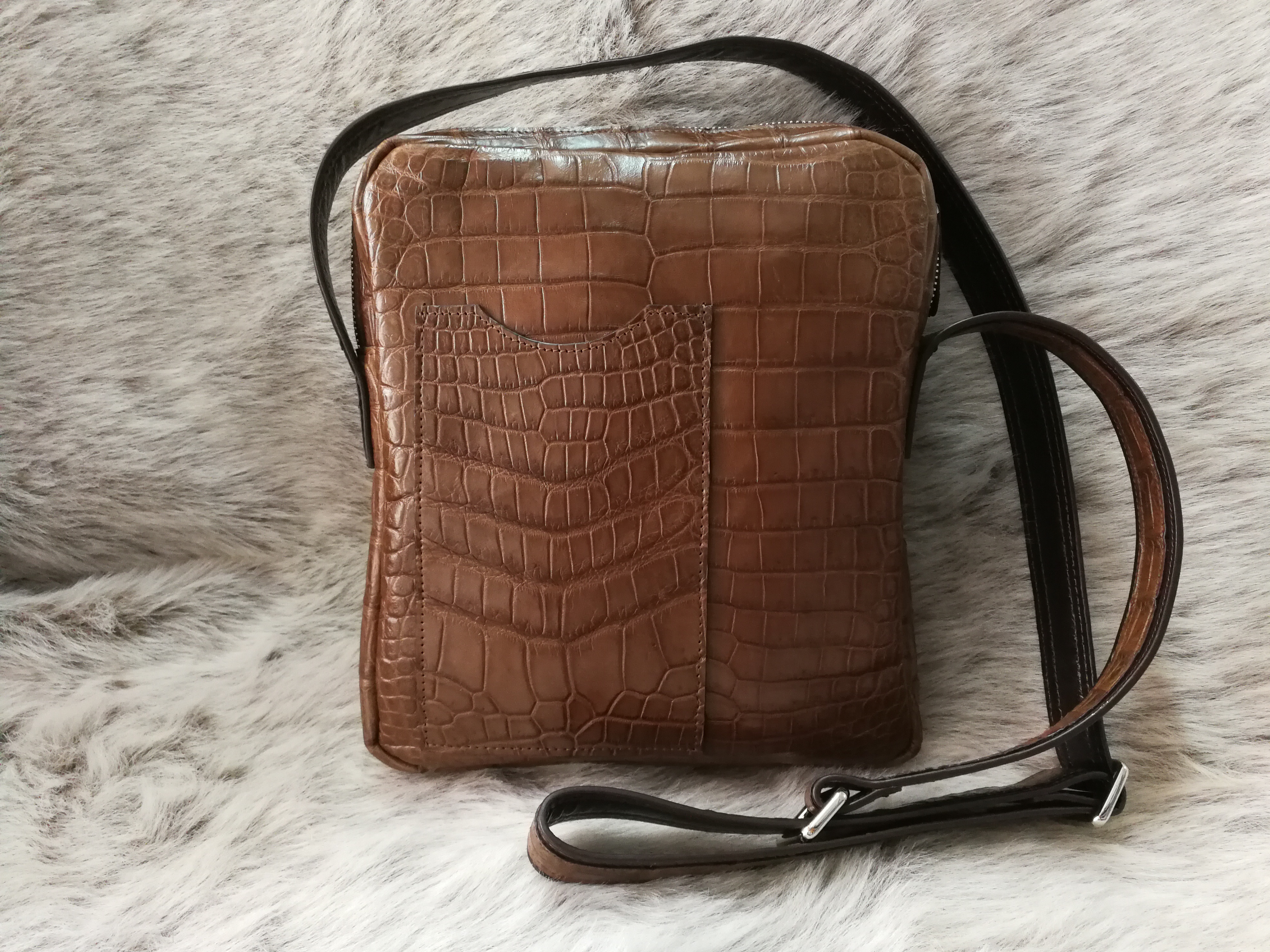 กระเป๋าสะพายชายหนังจระเข้แท้ สีน้ำตาล ส่วนท้อง รหัส CRM0218H-06-BR