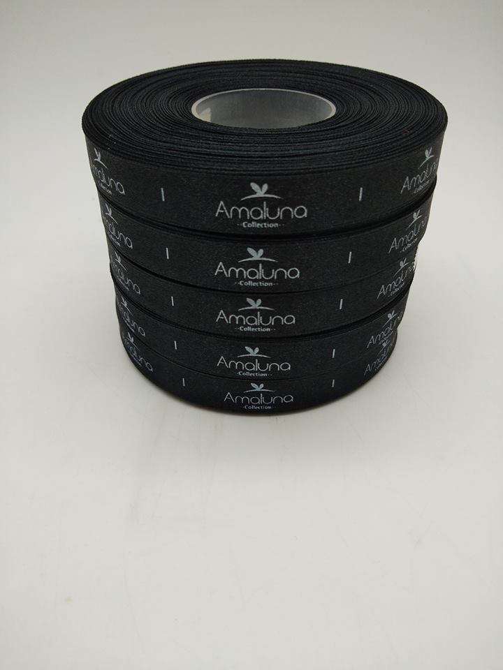 ป้ายคอเสื้อ เนื้อริบบิ้นซาติน 1.3 ซม. ริบบิ้นสีดำ 2 พิมพ์ ขาว 5 ม้วน