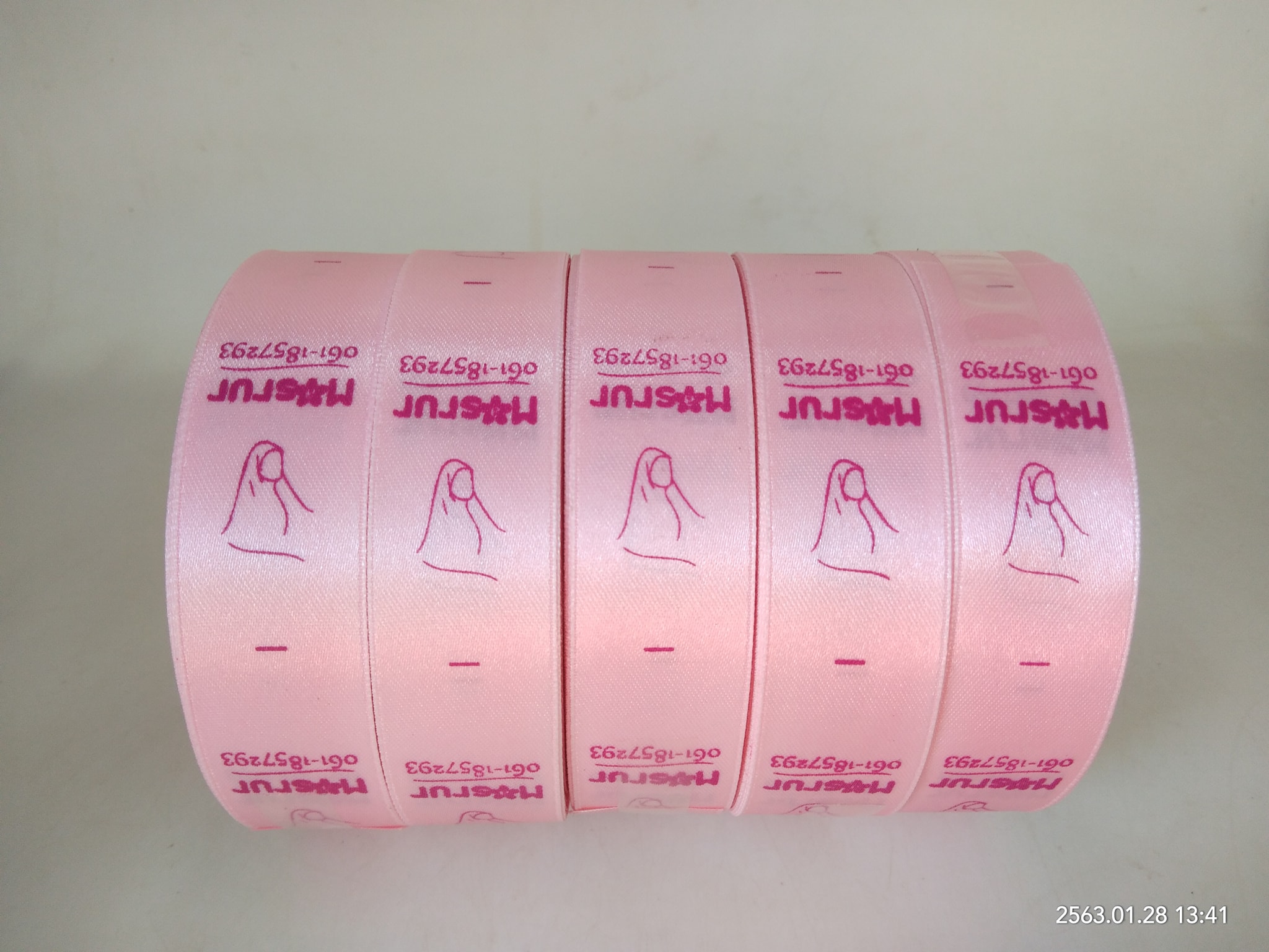 ป้ายคอเสื้อ เนื้อริบบิ้นซาติน 2.5 ซม. ริบบิ้นสีชมพู 64a 1 พิมพ์ชมพู 5 ม้วน