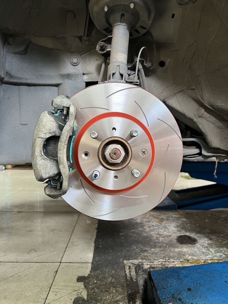 เมื่อ Toyota Yaris ATIV 2019 เข้ามาที่ร้านยางเจริญรุ่งเรือง เราจัดเต็มชุดใหญ่เพื่อสมรรถนะและความปลอดภัยแบบครบวงจร! ชุดอัปเกรดที่จัดเต็มสำหรับ Yaris ATIV คันนี้! ✅ ระบบเบรกขั้นสุด: ติดตั้ง ผ้าเบรก Nexzter PRO SPEC คู่กับ จานเบรก TRW XPS ที่ให้แรงเบรกสูง ทนความร้อนเยี่ยม และมั่นใจในทุกจังหวะเบรก ✅ เครื่องยนต์ที่พร้อมลุย: เปลี่ยนถ่าย น้ำมันเครื่อง Amsoil OE Series พร้อม กรองน้ำมันเครื่องตรงรุ่น เพื่อการดูแลเครื่องยนต์อย่างเต็มที่ ✅ บริการติดตั้งครบวงจร: ดูแลโดยทีมช่างผู้เชี่ยวชาญ พร้อมบริการเปลี่ยนถ่ายน้ำมันเครื่องและติดตั้งอย่างพิถีพิถัน สิ่งที่ลูกค้าจะได้รับ: + ความปลอดภัยที่เพิ่มขึ้น: ระบบเบรกที่ทำงานได้อย่างเต็มประสิทธิภาพ ทำให้คุณมั่นใจในทุกการเดินทาง + สมรรถนะที่ยอดเยี่ยม: รถของคุณจะขับสนุกขึ้น ตอบสนองได้ดีขึ้นในทุกจังหวะ + ดูแลครบจบในที่เดียว: ไม่ต้องเสียเวลาไปหลายที่ เพราะเรามีทั้งสินค้าคุณภาพและทีมช่างที่พร้อมให้บริการ เหมาะสำหรับใคร? + เจ้าของ Yaris ATIV ที่ต้องการยกระดับ Performance ของรถให้เหนือกว่าเดิม + ผู้ที่ให้ความสำคัญกับการดูแลรักษาเครื่องยนต์และระบบเบรกอย่างครอบคลุม 👉 ยกระดับรถคุณให้เหนือกว่าใคร ด้วยบริการติดตั้งชุดใหญ่จาก #ยางเจริญรุ่งเรือง 📌 สอบถามข้อมูลเพิ่มเติม หรือนัดหมายเข้ารับบริการ ☎️ : 08-6569-1915 ☎️ : 08-6544-5963 💬 Line id : @88rw 📍 Location : https://goo.gl/maps/HrNUAZXPN94KvxZ98 🌐 Facebook : https://www.facebook.com/88rwtire #Toyota #YarisATIV #Yaris #Nexzter #TRW #ผ้าเบรก #จานเบรก #Amsoil #เปลี่ยนน้ำมันเครื่อง #ช่วงล่าง #ยางเจริญรุ่งเรือง #นนทบุรี #งามวงศ์วาน #ยางรถยนต์นนทบุรี #ช่วงล่างรถยนต์ #โช้คอัพรถยนต์