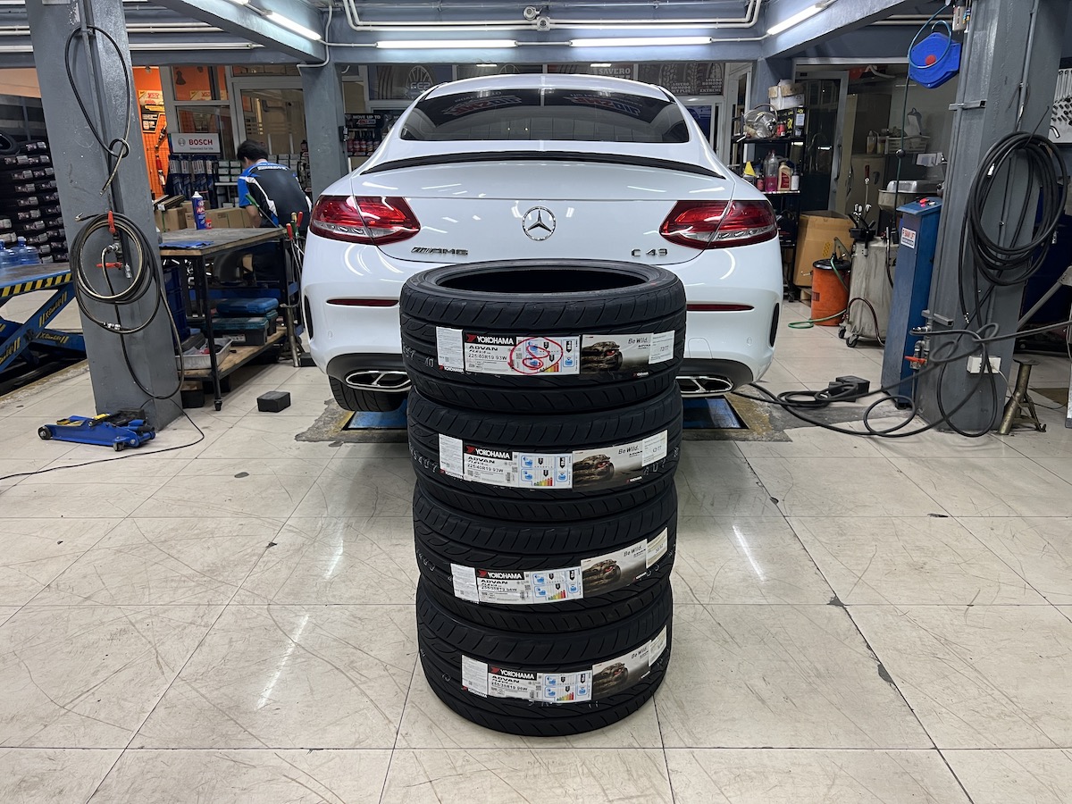 C43 เปลี่ยนยางรถยนต์ ใช้งานแทนของเดิมติดรถ [+] YOKOAMA FLEVA V701 คู่หน้า 225/40R19 คู่หลัง 255/35R19 *เพื่อความสะดวกในการรับบริการ นัดหมายเวลาก่อนเข้ารับบริการทุกครั้งครับ 𝙊𝙪𝙧 𝙎𝙚𝙧𝙫𝙞𝙘𝙚 บริการทางร้านเรารับทำอะไรบ้าง 🔧 มียางรถยนต์ทุกยี่ห้อให้เลือกซื้อ 🔧 โช้คอัพ สปริง 🔧 เช็คช่วงล่าง แก้ปัญหาให้ตรงจุด 🔧 ติดตั้งยางแบบไร้รอย 100% 🔧 บริการสลับยาง ตามอายุ 🔧 บริการล้างลิ้นปีกผีเสื้อ 🔧 บริการเช็คระยะรถยนต์ 🔧 เปลี่ยนถ่ายของเหลวทั้งระบบ 🔧 ตั้งศูนย์ด้วยเครื่อง HUNTER นำเข้าจาก USA สอบถามข้อมูลเพิ่มเติม หรือนัดหมายเข้ารับบริการ ☎️ : 08-6569-1915 ☎️ : 08-6544-5963 Line id : @88rw Tiktok : https://www.tiktok.com/@88rwycrr Youtube : https://youtube.com/@88rw Facebook : https://www.facebook.com/88rwtire Location : https://goo.gl/maps/HrNUAZXPN94KvxZ98?coh=178573&entry=tt #รถยนต์มีปัญหาไม่รู้ต้องแก้ตรงไหน ทางเรายินดี ตรวจหาปัญหาและหาวิธีแก้ บอกลูกค้าก่อนลงมือทำเสมอราคาเป็นธรรมไม่เอาเปรียบ สบายใจคุณลูกค้า ร้านยางเจริญรุ่งเรือง ยินดีต้อนรับครับ