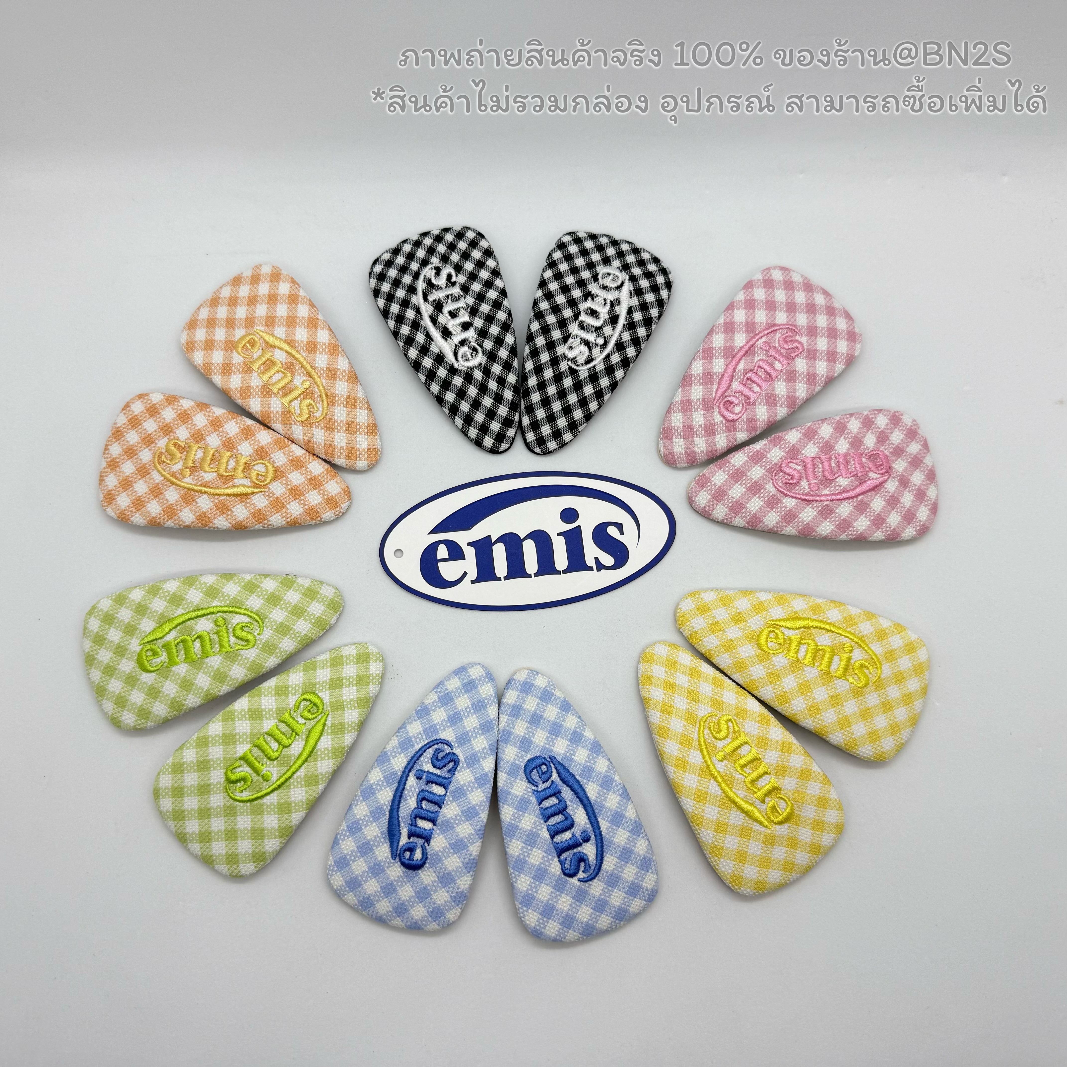 สีเหลือง | พร้อมส่ง EMIS GINGHAM CHECK WIDE HAIRPIN กิ๊บหนีบสามเหลี่ยม อีมีสสึ งานปักผ้าลายสก๊อต พร้อมส่งในไทย ไม่ต้องรอพรีฯ ❌ แพ๊คคู่ ซ้าย-ขวา น้า ขนาด : 8x4 cm. ไม่มีกล่อง อุปกรณ์