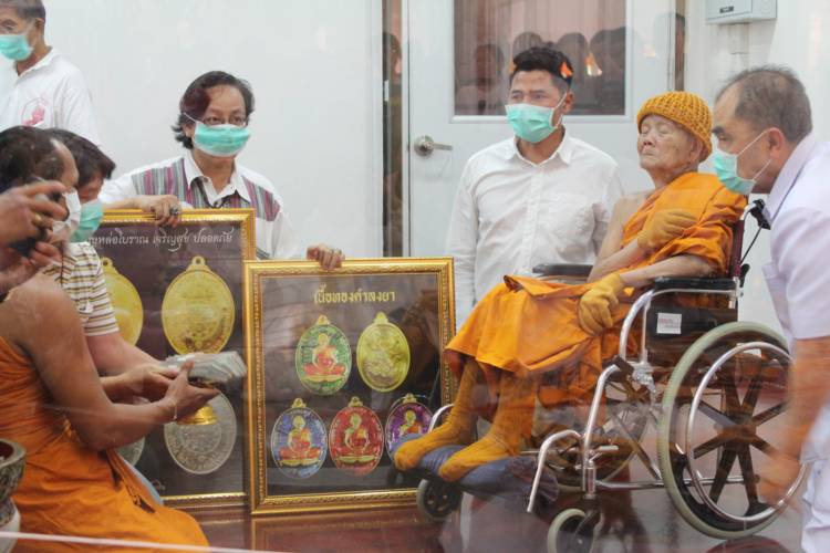 เหรียญหลวงพ่อคูณ วัดบ้านไร่ พิมพ์ครึ่งองค์ รุ่นปลอดภัย เจริญสุข เหรียญจากชุดกรรมการเล็ก เนื้อนวะโลหะ หลังหนุมาน เชิญธง หมายเลข ๒๓๔