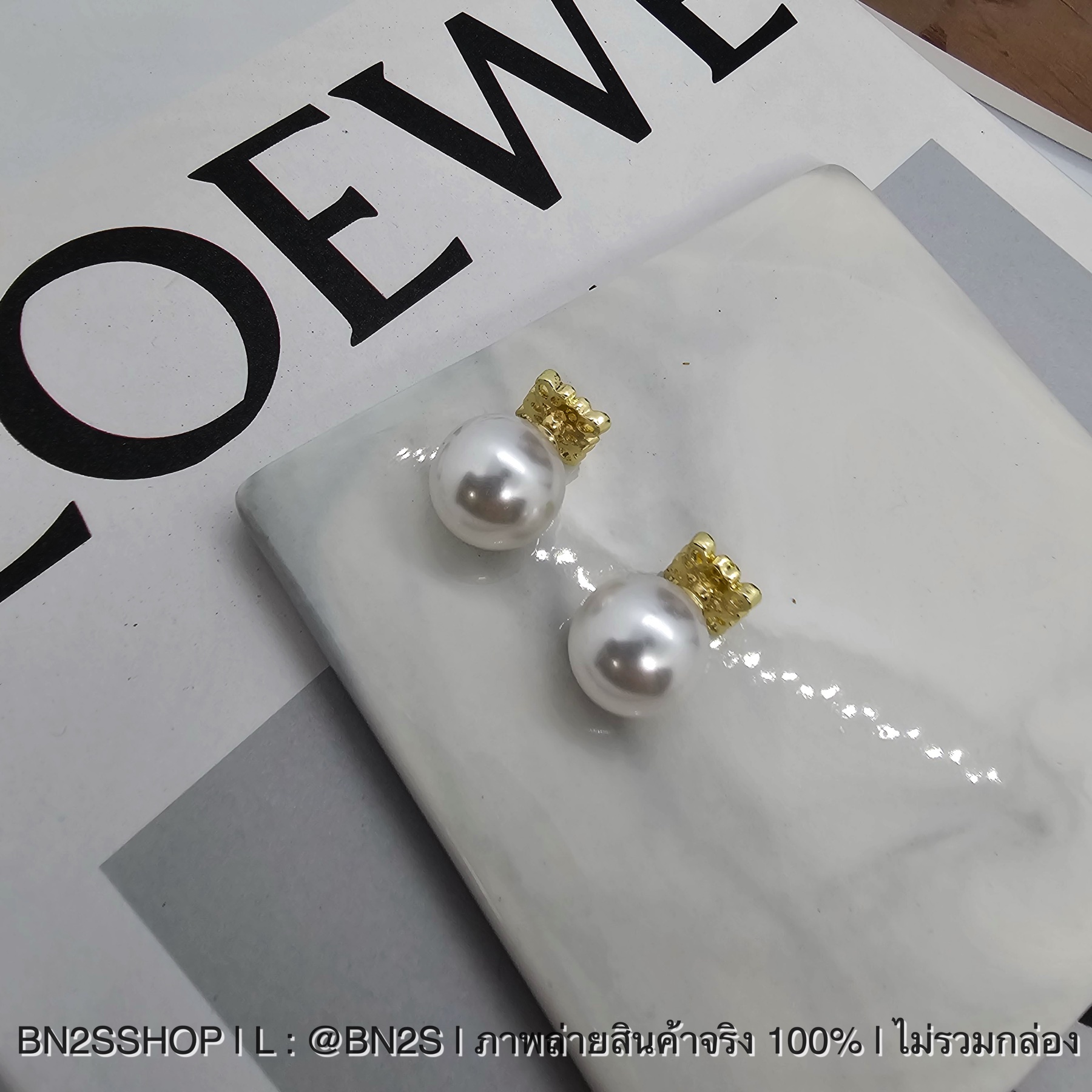 LEW Pearl Earrings ต่างหูโลเอเว่ จี้โลโก้ด้านหน้า ทับหลังไข่มุก