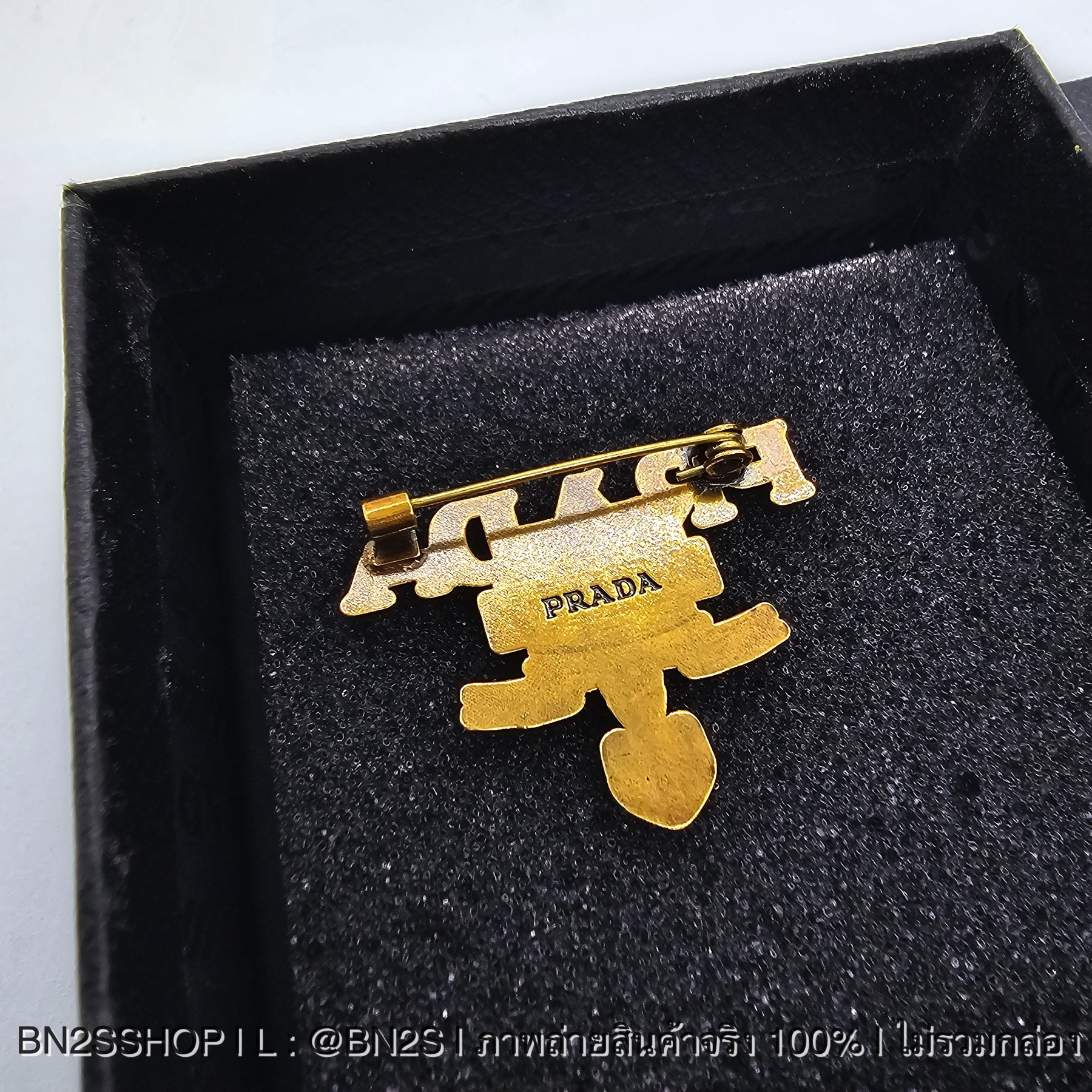 Prada Logo Brooch เข็มกลัดโลโก้ปราด้า สีทอง งานสวย ขาดดีมาก
