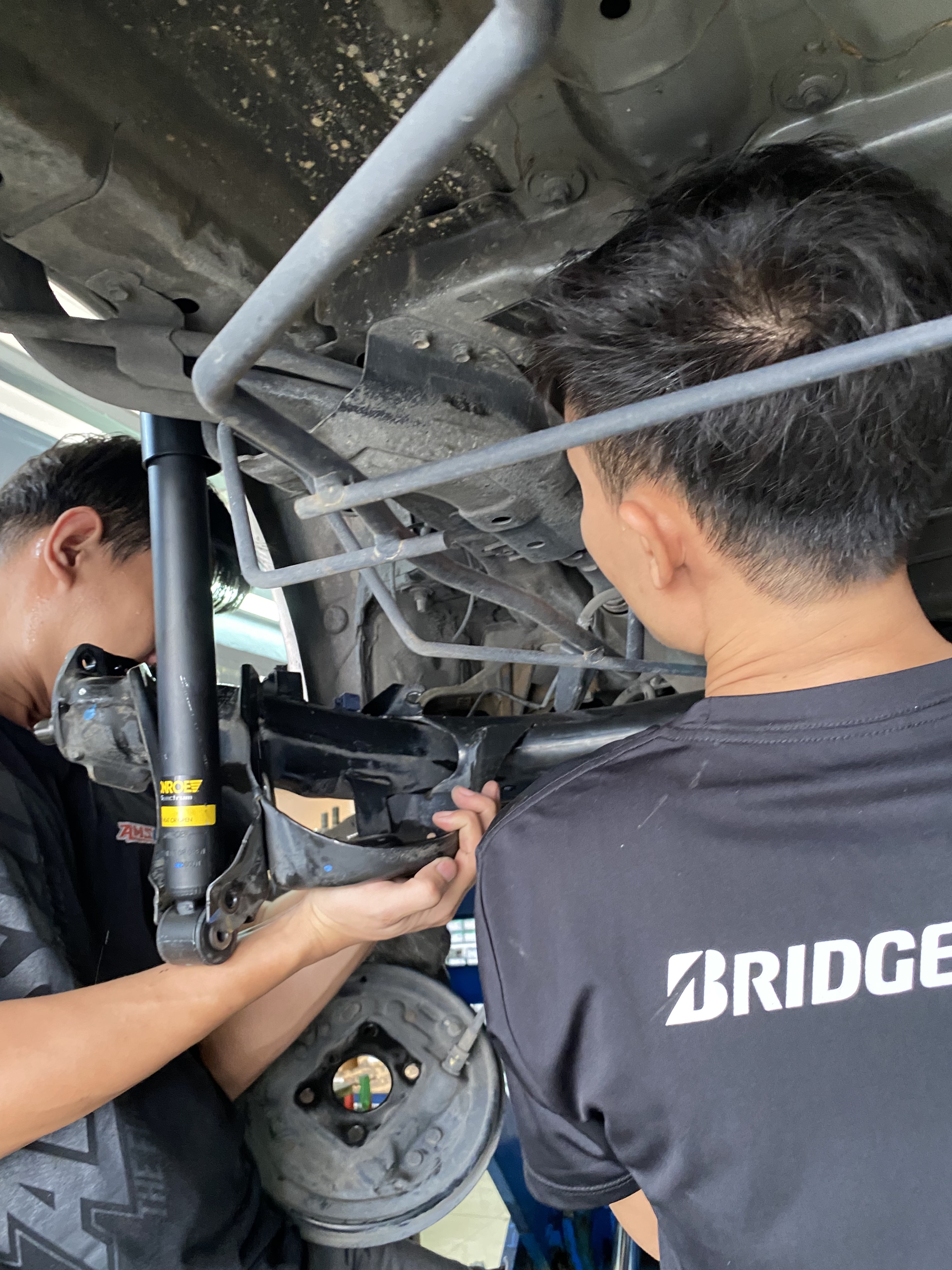 HONDA CITY เข้ารับบริการซ่อมบำรุงช่วงล่าง [+] เปลี่ยนบู้ชคานหลังพร้อมบริการติดตั้ง *นัดหมายก่อนเข้ารับบริการ เพื่อความรวดเร็วครับ 𝙊𝙪𝙧 𝙎𝙚𝙧𝙫𝙞𝙘𝙚 บริการทางร้านเรารับทำอะไรบ้าง 🔧 มียางรถยนต์ทุกยี่ห้อให้เลือกซื้อ 🔧 โช้คอัพ สปริง 🔧 เช็คช่วงล่าง แก้ปัญหาให้ตรงจุด 🔧 ติดตั้งยางแบบไร้รอย 100% 🔧 บริการสลับยาง ตามอายุ 🔧 บริการล้างลิ้นปีกผีเสื้อ 🔧 บริการเช็คระยะรถยนต์ 🔧 เปลี่ยนถ่ายของเหลวทั้งระบบ 🔧 ตั้งศูนย์ด้วยเครื่อง HUNTER นำเข้าจาก USA สอบถามข้อมูลเพิ่มเติม หรือนัดหมายเข้ารับบริการ ☎️ : 08-6569-1915 ☎️ : 08-6544-5963 Line id : @88rw Tiktok : https://www.tiktok.com/@88rwycrr Youtube : https://youtube.com/@88rw Facebook : https://www.facebook.com/88rwtire Location : https://goo.gl/maps/HrNUAZXPN94KvxZ98? #รถยนต์มีปัญหาไม่รู้ต้องแก้ตรงไหน ทางเรายินดี ตรวจหาปัญหาและหาวิธีแก้ บอกลูกค้าก่อนลงมือทำเสมอราคาเป็นธรรมไม่เอาเปรียบ สบายใจคุณลูกค้า ร้านยางเจริญรุ่งเรือง ยินดีต้อนรับครับ