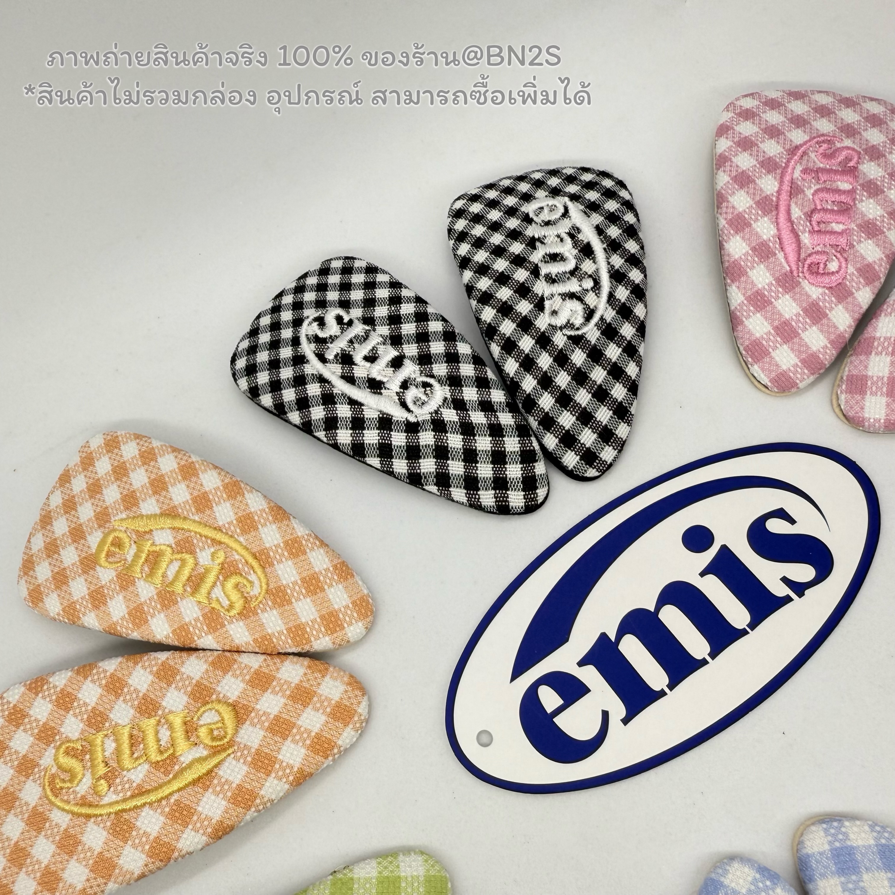 สีเหลือง | พร้อมส่ง EMIS GINGHAM CHECK WIDE HAIRPIN กิ๊บหนีบสามเหลี่ยม อีมีสสึ งานปักผ้าลายสก๊อต พร้อมส่งในไทย ไม่ต้องรอพรีฯ ❌ แพ๊คคู่ ซ้าย-ขวา น้า ขนาด : 8x4 cm. ไม่มีกล่อง อุปกรณ์