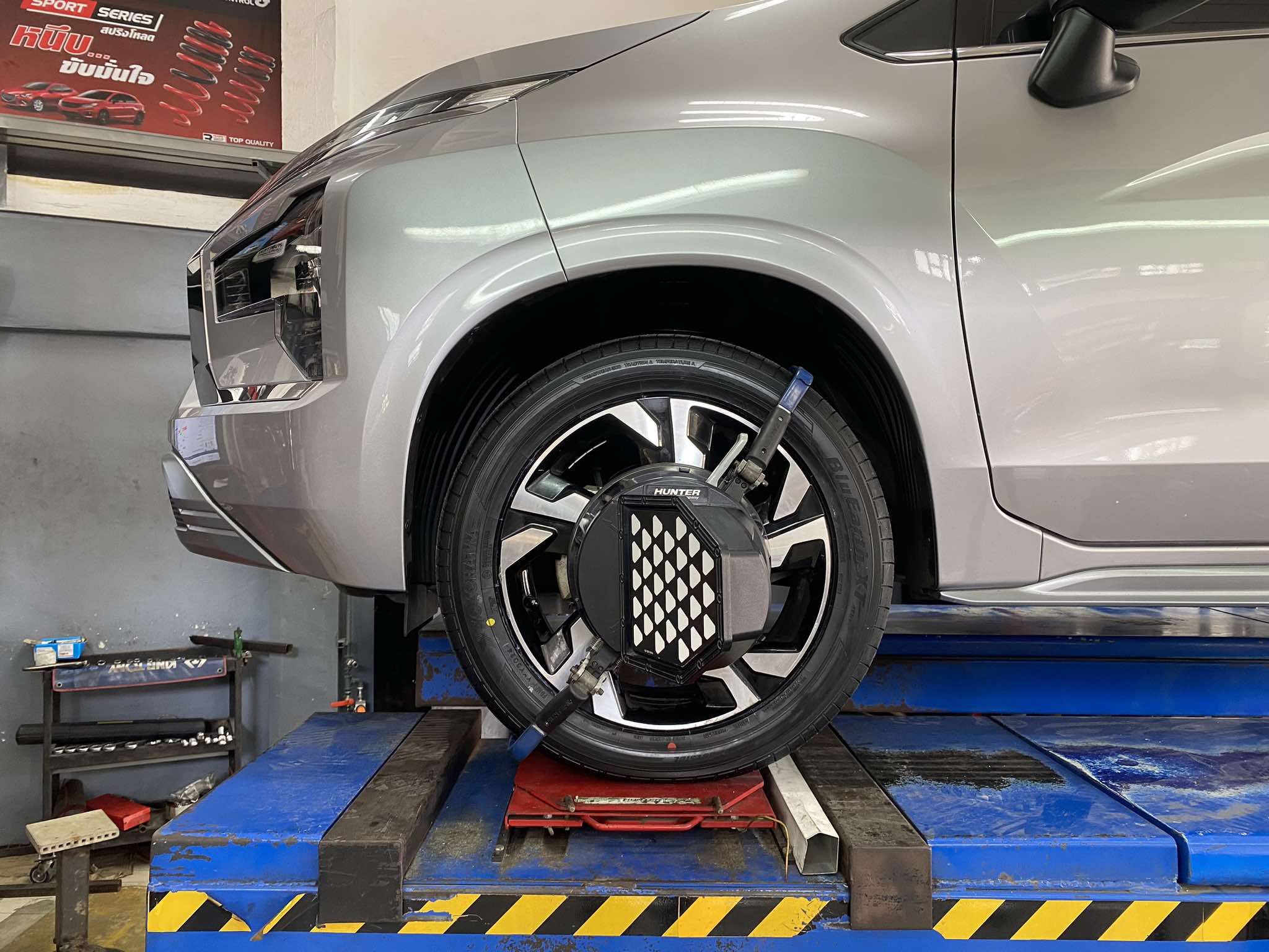 Mitsubishi xpander เปลี่ยนยางรถยนต์ และโช้คอัพ [+] YOKOHAMA AE61 205/55R17 [+] MONROE OE SPECTRUM อะไหล่ครบชุด ขอบพระคุณพี่ลูกค้าที่เมตตาเราครับ🙏 สอบถามข้อมูลเพิ่มเติม หรือนัดหมาย โทร : 08-6569-1915 บุ๊ก Line id : @88rw Location : https://goo.gl/maps/HrNUAZXPN94KvxZ98? รถยนต์มีปัญหาไม่รู้ต้องแก้ตรงไหน ทางเรายินดี ตรวจหาปัญหาและหาวิธีแก้ บอกลูกค้าก่อนลงมือทำเสมอด้วยราคาเป็นธรรม เวลาบริการ วันจันทร์-วันอาทิตย์ 09:00 น. - 17.30 น. #yokohama #monroe #Mitsubishixpander #โช้คอัพ #ช่วงล่าง #โช๊ค #ยางรถยนต์