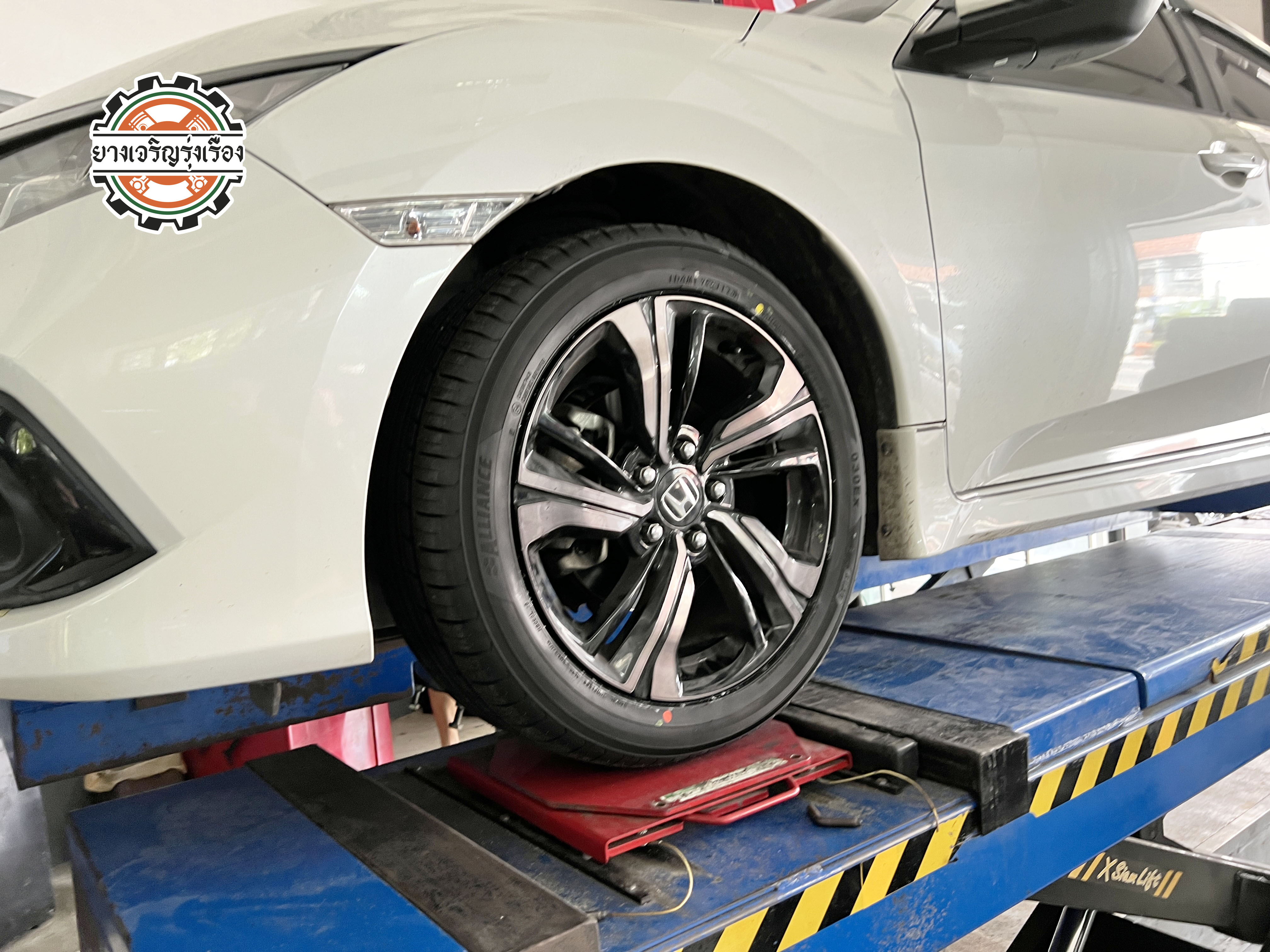 HONDA CIVIC FC เปลี่ยนยางรถยนตฺนุ่มเงียบ รีดน้ำดี ผลิตญี่ปุ่น จบ [+] ALLIANCE/AL30 030EX 95W *JAPAN (BY YOKOHAMA) ขนาด 215/50R17 𝙊𝙪𝙧 𝙎𝙚𝙧𝙫𝙞𝙘𝙚 บริการทางร้าน เรารับทำอะไรบ้าง 🔧 ติดตั้งยางแบบไร้รอย 100% 🔧 บริการสลับยาง ตามอายุ 🔧 มียางรถยนต์ทุกยี่ห้อให้เลือกซื้อ 🔧 เช็คช่วงล่าง แก้ปัญหาให้ตรงจุด 🔧 บริการล้างลิ้นปีกผีเสื้อ 🔧 บริการเช็คระยะรถยนต์ 🔧 เปลี่ยนถ่ายของเหลวทั้งระบบ 🔧 ตั้งศูนย์ด้วยเครื่อง HUNTER นำเข้าจาก USA สอบถามข้อมูลเพิ่มเติม หรือนัดหมายเข้ารับบริการ Tel : 08-6569-1915 Tel : 08-6544-5963 Line id : @88rw Tiktok : https://www.tiktok.com/@88rwycrr Youtube : https://youtube.com/@88rw Facebook : https://www.facebook.com/otaninon Location : https://goo.gl/maps/HrNUAZXPN94KvxZ98?coh=178573&entry=tt #รถยนต์มีปัญหาไม่รู้ต้องแก้ตรงไหน ทางเรายินดี ตรวจหาปัญหาและหาวิธีแก้ บอกลูกค้าก่อนลงมือทำเสมอราคาเป็นธรรมไม่เอาเปรียบ สบายใจคุณลูกค้า ---------------------------------- ดูแลให้คำปรึกษาทุกปัญหาคาใจ ไม่ทิ้งลูกค้า มีบริการหลังการขาย 【ให้ผู้เชี่ยวชาญของเรา ดูแลรถคุณ】 ร้านยางเจริญรุ่งเรือง ยินดีต้อนรับครับ ---------------------------------- #โช๊คอัพรถยนต์ #monroe #yss #kayaba #profender #ร้านยางเจริญรุ่งเรือง #นนทบุรี #งามวงศ์วาน #amsfix #บริการช่วงล่างรถยนต์ #ซ่อมบำรุงช่วงล่าง #เซทอัพโช๊คอัพรถยนต์