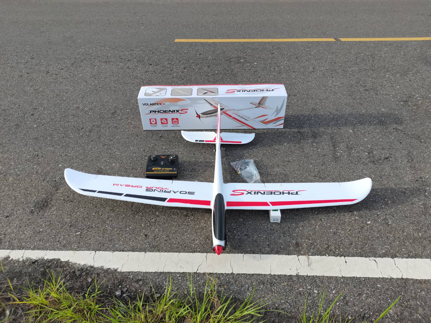 เครื่องร่อนลำยัก Volantex RC Phoenix 1.6m Glider ( V742-6 2.4GHZ 4CH สินค้าลำใหญ่บินดีมากๆ )มีระบบควบคุมการบินที่ดีเยี่ยม เหมาะกับคนชอบบินนานๆ แบตเตอร์รี่ 7.4V 1500 MA/H พร้อมชุดชร์าจ
