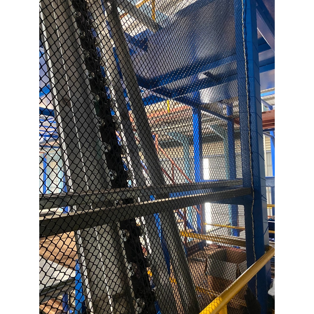 ตาข่ายกันตกSafety net วัสดุHDPE สีดำ ขนาด2.5 มิล ช่องตา 1.5x1.5CM. ร้อยเชือกขอบติดตั้งใช้งานได้ทันที มีขนาดให้เลือก