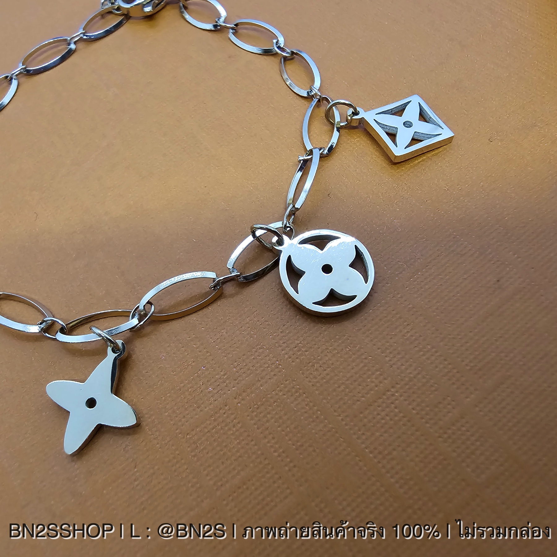 สร้อยข้อมือหลุยส์ Louis Vuitton Monogram Chain Bracelet อะไหล่สีทอง จี้ห้อยลายโมโลแกรมลายสวยน่ารัก