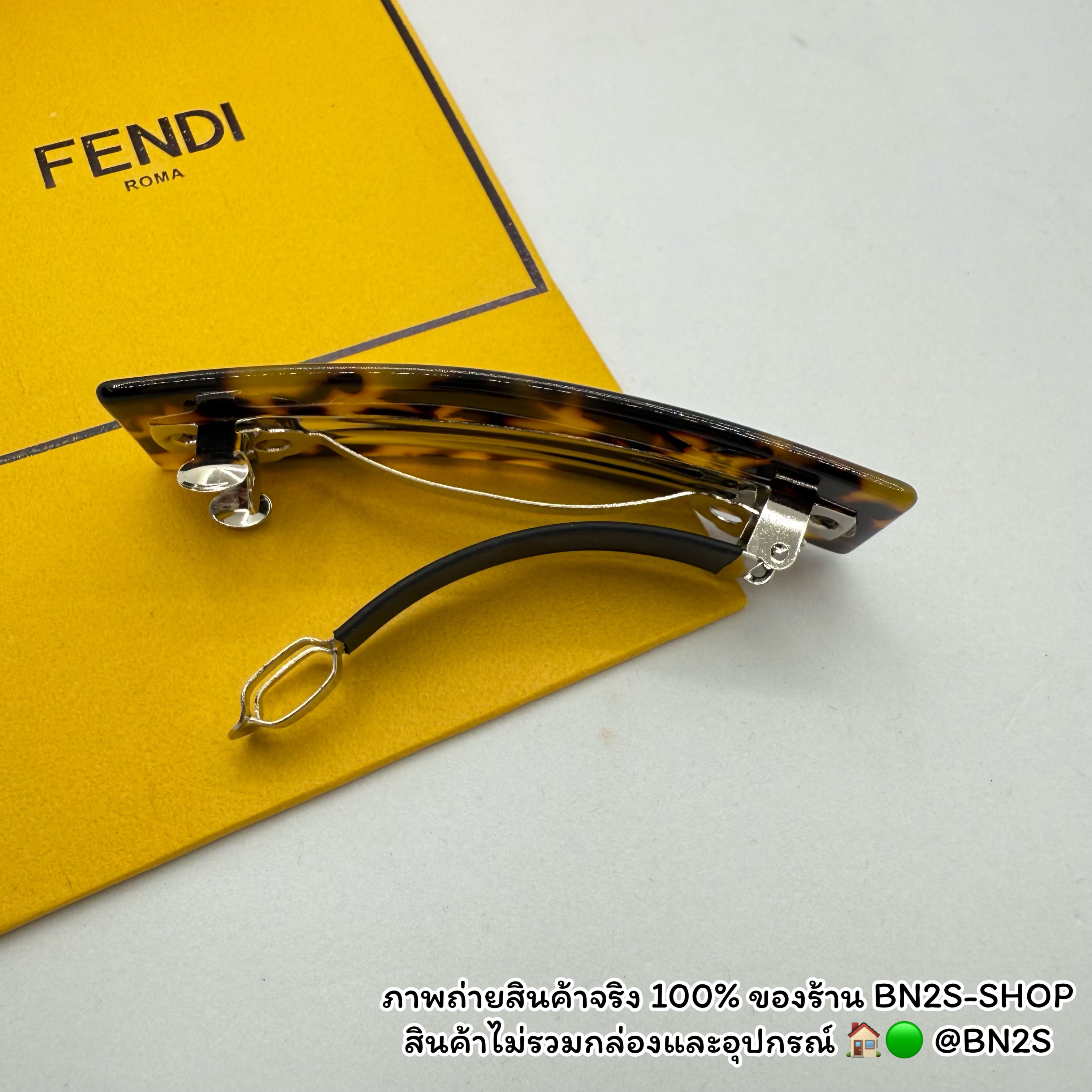 สีน้ำตาลอ่อน | Fendi กิ๊บหนีบผมอะคลิลิค แบบสปริง มีสองสี พร้อมส่งในไทย