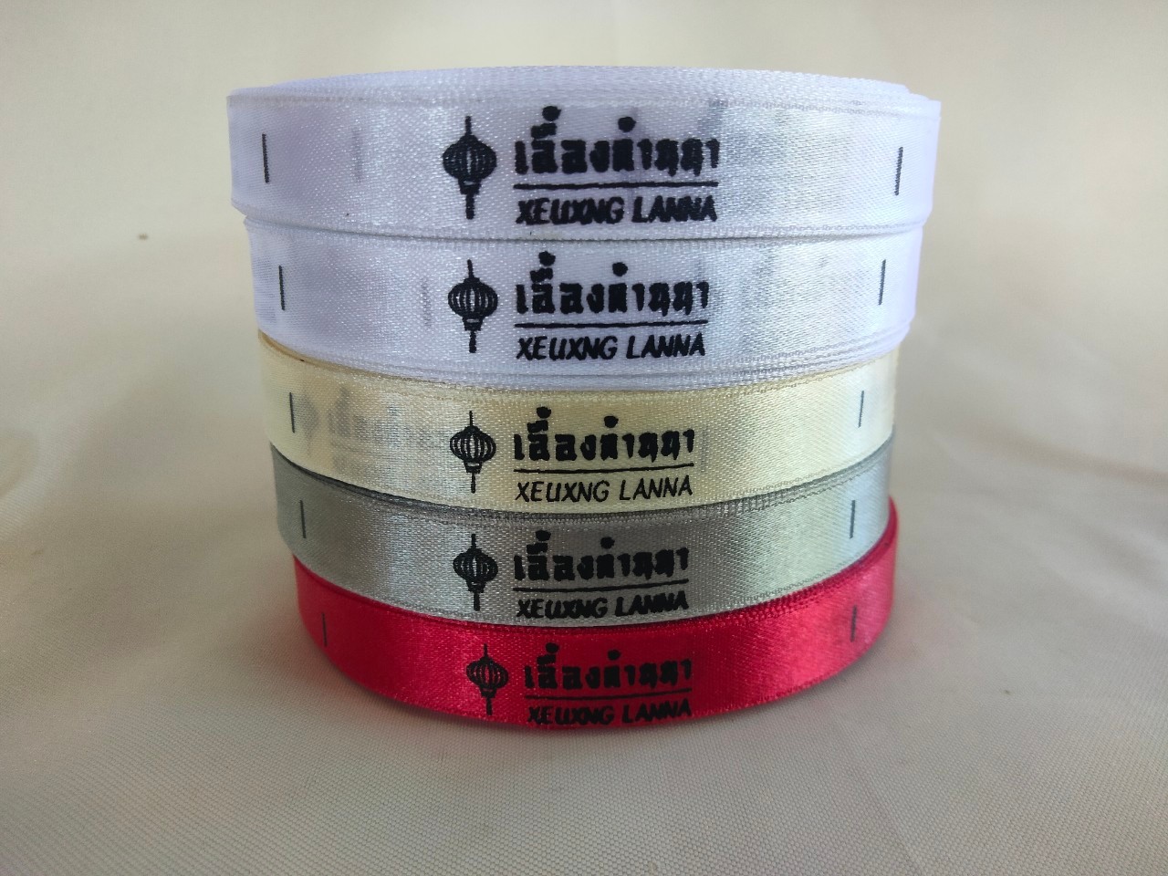 ป้ายคอเสื้อ เนื้อริบบิ้นซาติน 1.3 ซม. ริบบิ้นคละสี พิมพ์ดำ 5 ม้วน