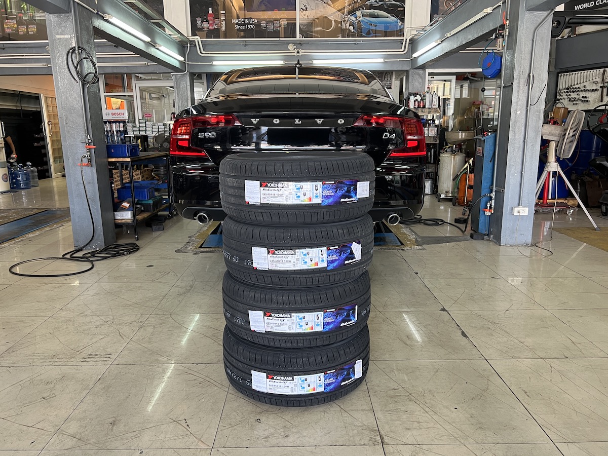 VOLVO S90 เปลี่ยนยางรถยนต์ เลือกใช้งานยางพรีเมี่ยม นุ่ม เงียบ [+] YOKOHAMA AE51 245/45R18 *เพื่อความสะดวกในการรับบริการ นัดหมายเวลาก่อนเข้ารับบริการทุกครั้งครับ 𝙊𝙪𝙧 𝙎𝙚𝙧𝙫𝙞𝙘𝙚 บริการทางร้านเรารับทำอะไรบ้าง 🔧 มียางรถยนต์ทุกยี่ห้อให้เลือกซื้อ 🔧 โช้คอัพ สปริง 🔧 เช็คช่วงล่าง แก้ปัญหาให้ตรงจุด 🔧 ติดตั้งยางแบบไร้รอย 100% 🔧 บริการสลับยาง ตามอายุ 🔧 บริการล้างลิ้นปีกผีเสื้อ 🔧 บริการเช็คระยะรถยนต์ 🔧 เปลี่ยนถ่ายของเหลวทั้งระบบ 🔧 ตั้งศูนย์ด้วยเครื่อง HUNTER นำเข้าจาก USA สอบถามข้อมูลเพิ่มเติม หรือนัดหมายเข้ารับบริการ ☎️ : 08-6569-1915 ☎️ : 08-6544-5963 Line id : @88rw Tiktok : https://www.tiktok.com/@88rwycrr Youtube : https://youtube.com/@88rw Facebook : https://www.facebook.com/88rwtire Location : https://goo.gl/maps/HrNUAZXPN94KvxZ98?coh=178573&entry=tt #รถยนต์มีปัญหาไม่รู้ต้องแก้ตรงไหน ทางเรายินดี ตรวจหาปัญหาและหาวิธีแก้ บอกลูกค้าก่อนลงมือทำเสมอราคาเป็นธรรมไม่เอาเปรียบ สบายใจคุณลูกค้า ร้านยางเจริญรุ่งเรือง ยินดีต้อนรับครับ