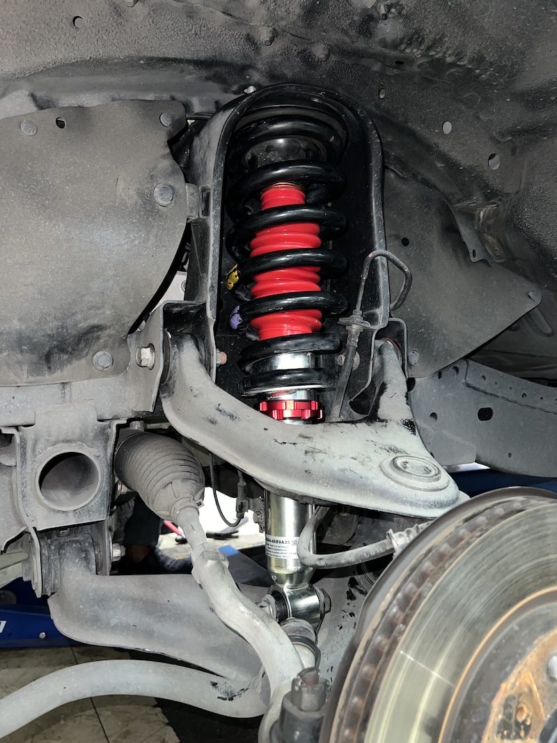 Pajero 2018 ติดตั้ง Profender ชุดผสมสมรรถนะสูง: ✅ คู่หน้า: Monotube 2.0 เน้นความทนทานและการตอบสนองที่รวดเร็ว ✅ คู่หลัง: Monotube Subtank ปรับความหนืดได้ 8 ระดับ เพื่อการควบคุมที่ละเอียดอ่อน สิ่งที่จะได้รับหลังจากติดตั้ง: หนึบ นิ่ง มั่นใจ: ด้วยระบบ Monotube ทั้งชุด ช่วยลดอาการโคลงเคลงและโยนตัวของรถได้อย่างชัดเจน ปรับได้ตามใจ: โช้คอัพหลัง Subtank ปรับความหนืดได้ 8 ระดับ ให้คุณเลือกฟีลลิ่งการขับขี่ได้ตามสไตล์ (นุ่มสบาย/หนึบแน่น) ระบายความร้อนยอดเยี่ยม: กระบอก Subtank ช่วยเพิ่มปริมาณน้ำมันและระบายความร้อนได้ดี ทำให้สมรรถนะคงที่แม้เดินทางไกล ทนทานคุ้มค่า: โช้คอัพสามารถเปิดซ่อมบำรุงได้ตลอดอายุการใช้งาน เหมาะสำหรับใคร? เจ้าของ Pajero ที่ใช้งานหลากหลาย ทั้งในเมืองและเดินทางไกล ผู้ที่ต้องการความสมดุลของช่วงล่างที่สามารถปรับจูนได้ 👉 เปลี่ยนฟีลลิ่งการขับขี่ของคุณให้ดีกว่าเดิม! นัดหมายติดตั้งได้เลยครับ 📌 สอบถามข้อมูลเพิ่มเติม หรือนัดหมายเข้ารับบริการ ☎️ : 08-6569-1915 ☎️ : 08-6544-5963 💬 Line id : @88rw 📍 Location : https://goo.gl/maps/HrNUAZXPN94KvxZ98 🌐 Facebook : https://www.facebook.com/88rwtire #Mitsubishi #Pajero #Profender #Monotube #Subtank #โช้คอัพ #ช่วงล่าง #ยางเจริญรุ่งเรือง #นนทบุรี #งามวงศ์วาน