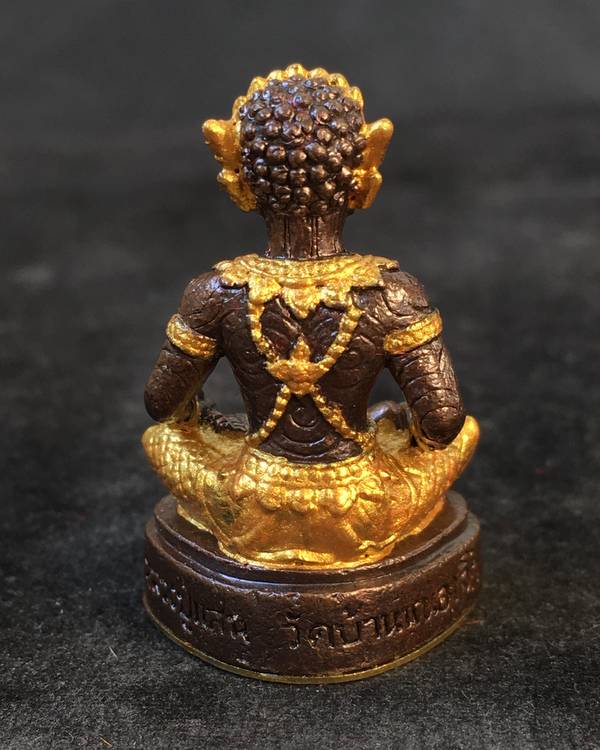 พระพิราพ รุ่นสมบัติเจ้าคุณปู่ หลวงปู่เเสน ปสนุโน วัดบ้านหนองจิก จ.ศรีสะเกษ แยกออกมาจากชุดกรรมการ เนื้อมันปูทาทองบางส่วน หมายเลข 864