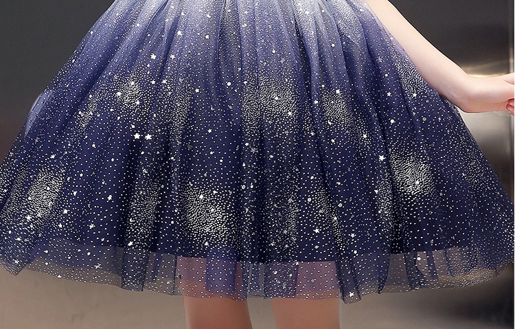 ชุดเดรสออกงานเด็กสีกรมท่า ทรงสั้น ตัวเสื้อผ้ากำมะหยี ไล่โทนสีที่สวยงาม