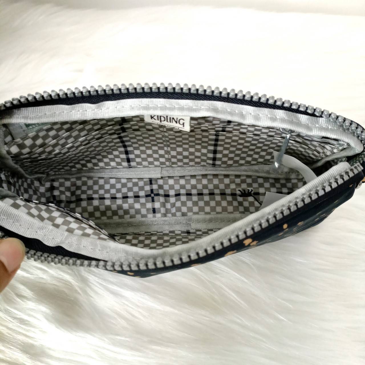 KIPLING กระเป๋าสตางค์ซิปรอบ ใบยาว Seoul up clutch & sling bag