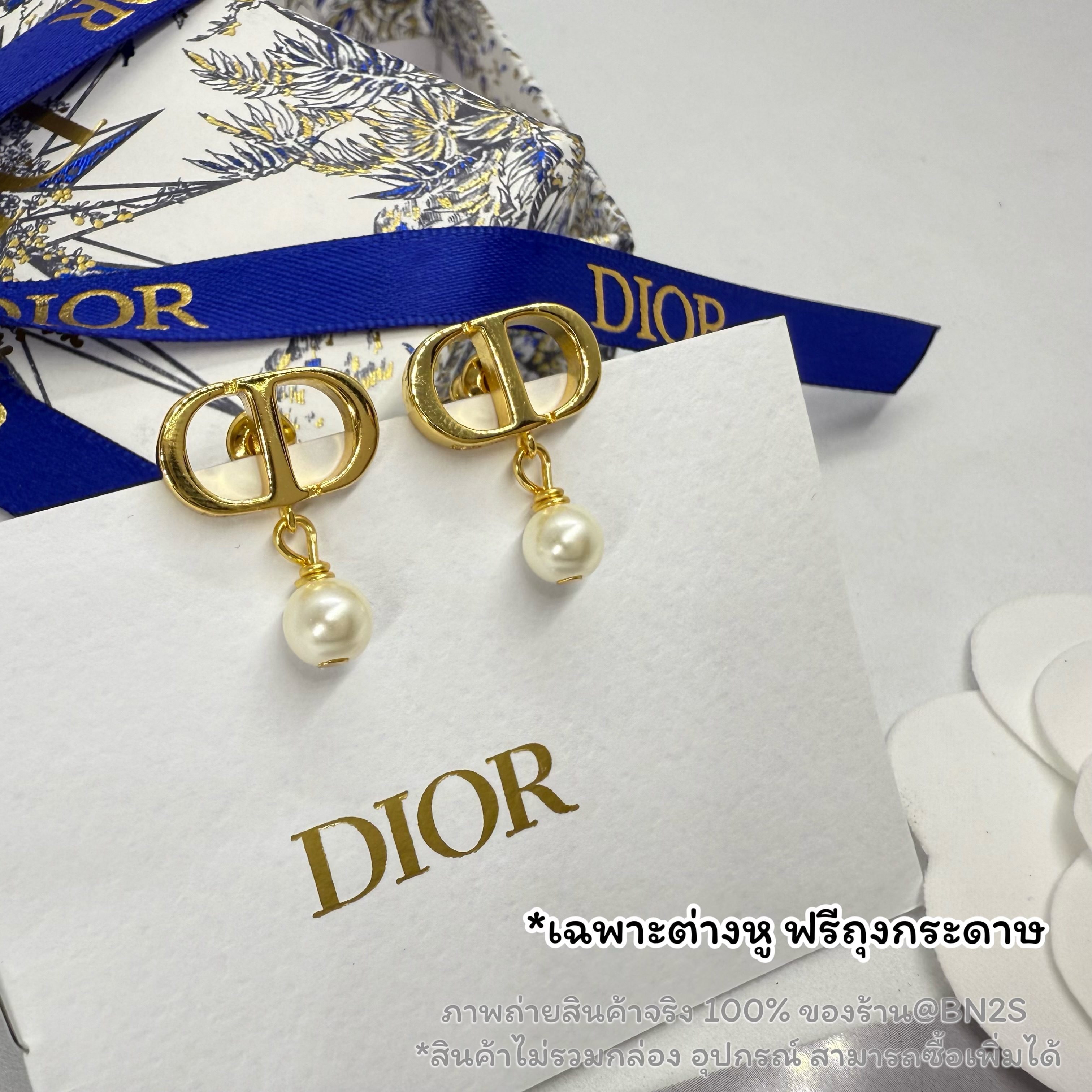 (ORI) ต่างหู Petit CD มาใหม่ จี้ CD ห้อยไข่มุกสีขาว อะไหล่สีทอง ปั๊มหลัง งานสวย สไตล์มินิมอล ถุงกระดาษ ซองซิปล็อค