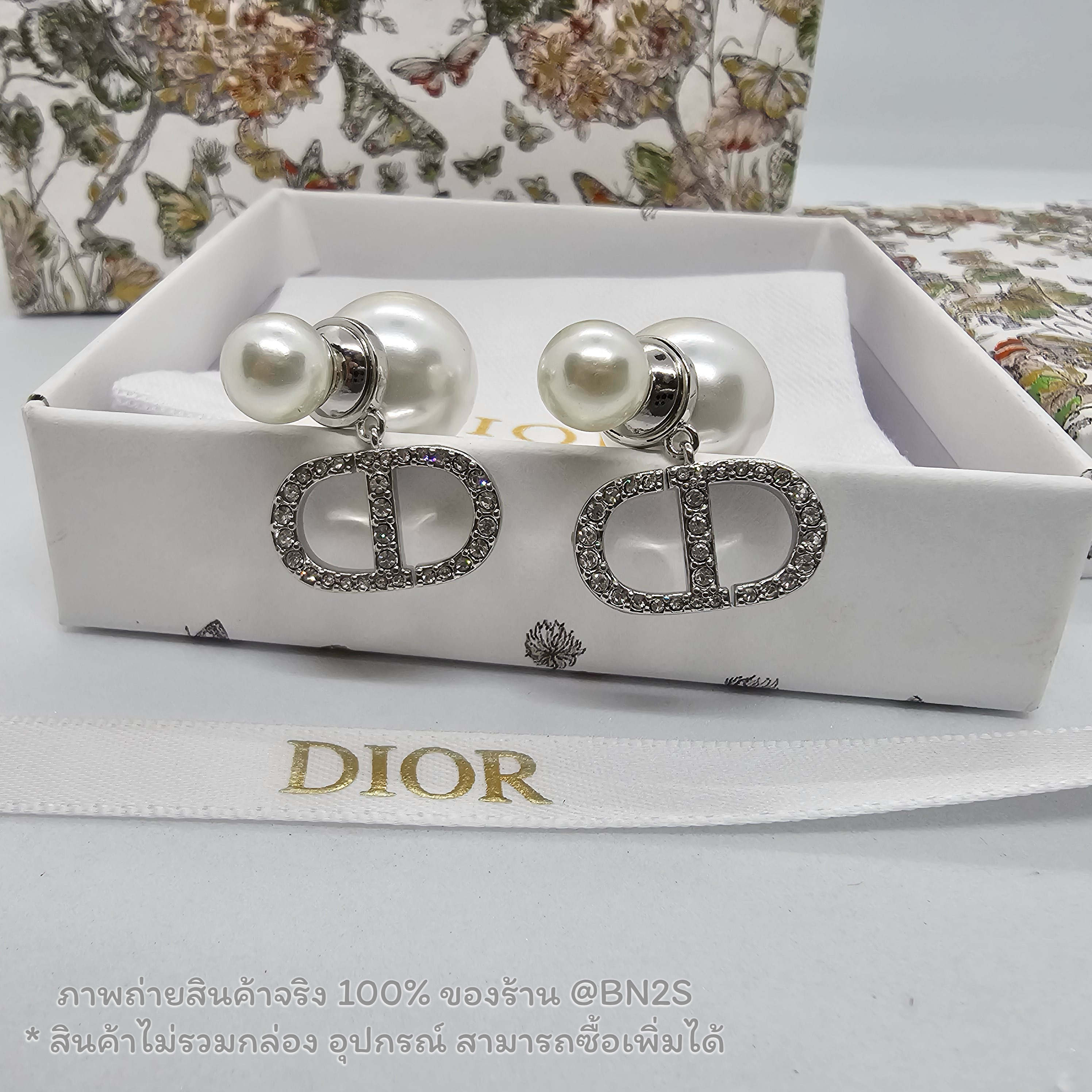 สีเงิน | [ออริ] CHRISTAIN DIOR TRIBALES EARRINGS ต่างหูทับหลังไข่มุก ตัวจี้ CD ประดับเพชร งานสวยเกรดออริ ปั๊มโลโก้ งานสวยรับประกัน งาน : ออริ ORI สี : ทอง / เงิน ไม่รวมกล่อง มีถุงกระดาษ ซองซิปล็อค กล่องถนอม ให้