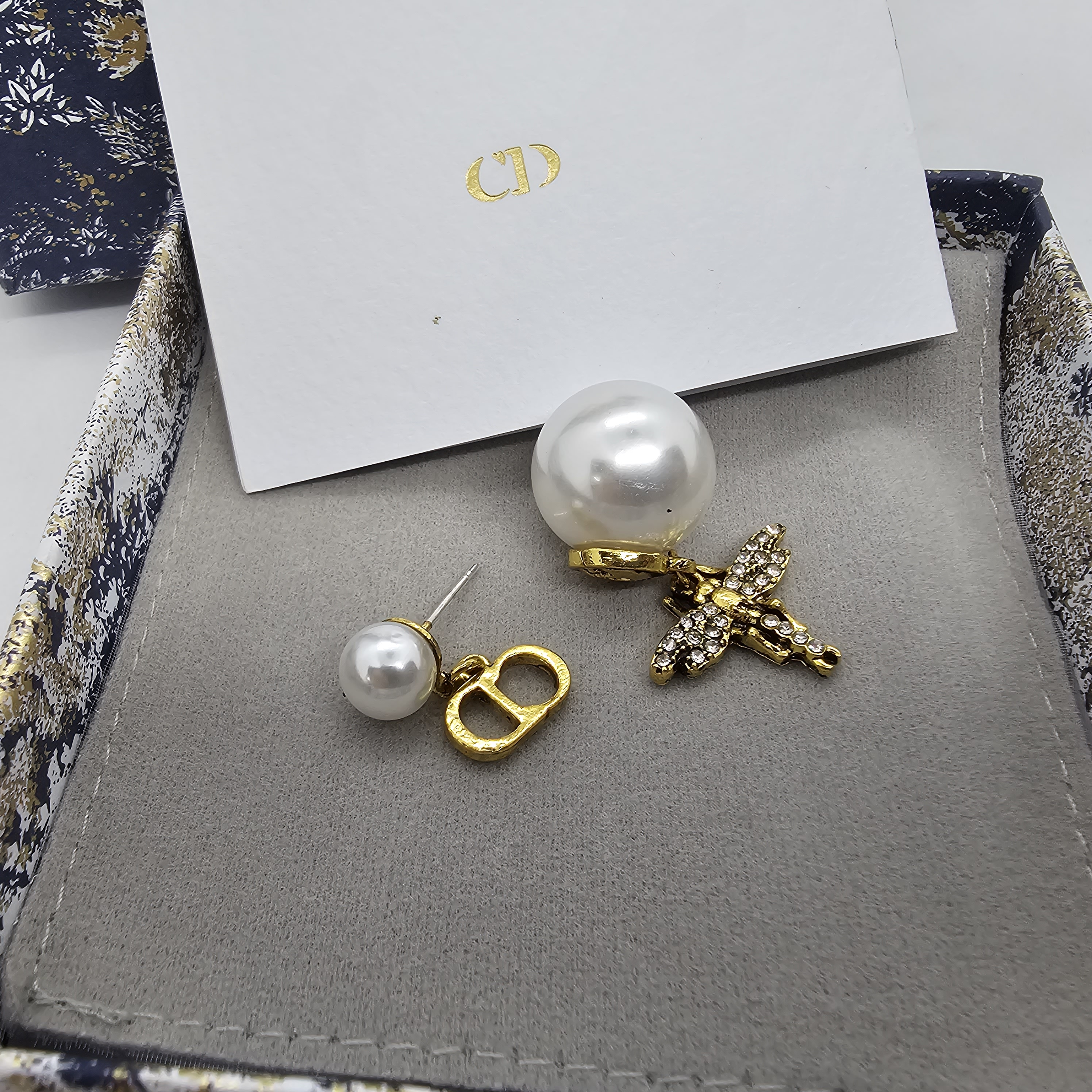 Dior ต่างหู รุ่น PEARL AND BEE TRIBALES EARRINGS ต่างหูดิออ CD ลายผึ้น วินเทจ งานปั๊มโลโก้ อะไหล่สีทองรมดำ ประดับด้วยไข่มุก ราคา 169฿ ไม่รวมกล่องอุปกรณ์