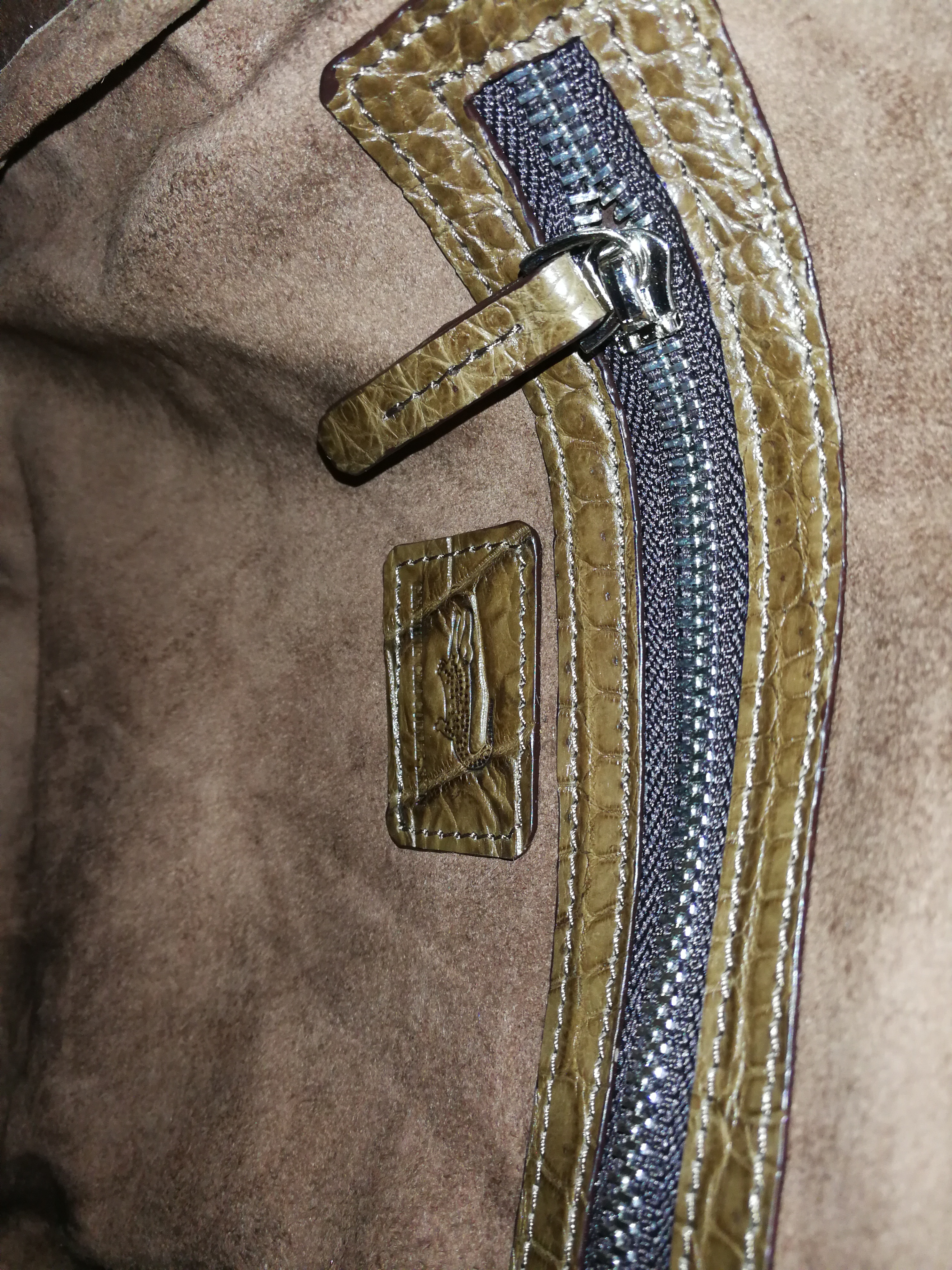 กระเป๋าสะพายชายหนังจระเข้แท้ สีน้ำตาล ส่วนท้อง รหัส CRM0218H-06-BR