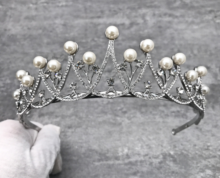 มงกุฏขนาดใหญ่ ประดับมุข แบบปักกิ๊บแน่น ขนาด กว้าง 15.5 สูง 5.5 ซม.