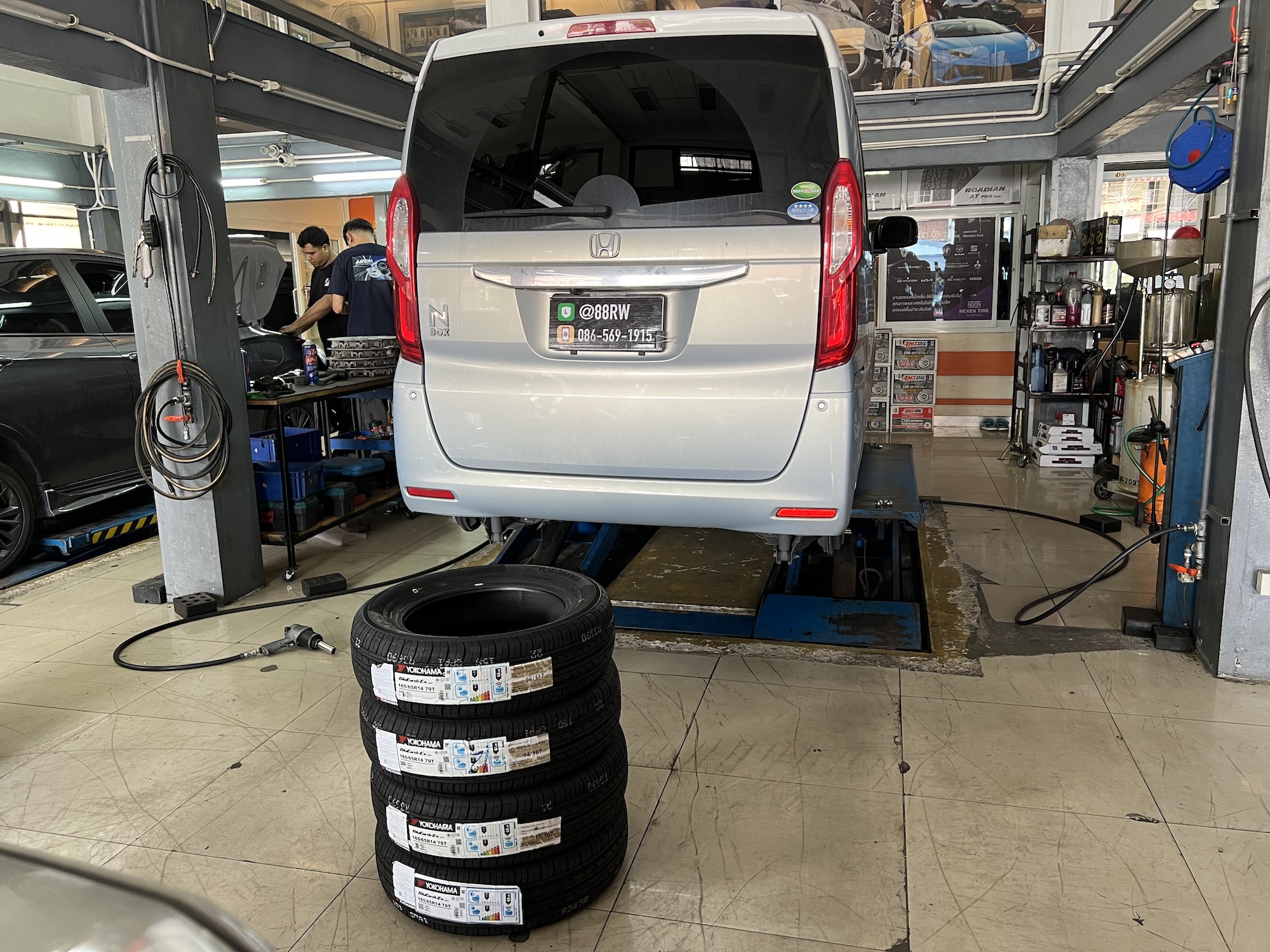 HONDA N BOX เปลี่ยนโช้คอัพใช้งานประจำวัน แทนของเดิม เพิ่มความนุ่มหนึบ ลดอาการโคลงเคลงย้วยส่าย [+] YOKOHAMA BLUEARTH ES32 165/65R12 𝙊𝙪𝙧 𝙎𝙚𝙧𝙫𝙞𝙘𝙚 บริการทางร้านเรารับทำอะไรบ้าง 🔧 มียางรถยนต์ทุกยี่ห้อให้เลือกซื้อ 🔧 โช้คอัพ สปริง 🔧 เช็คช่วงล่าง แก้ปัญหาให้ตรงจุด 🔧 ติดตั้งยางแบบไร้รอย 100% 🔧 บริการสลับยาง ตามอายุ 🔧 บริการล้างลิ้นปีกผีเสื้อ 🔧 บริการเช็คระยะรถยนต์ 🔧 เปลี่ยนถ่ายของเหลวทั้งระบบ 🔧 ตั้งศูนย์ด้วยเครื่อง HUNTER นำเข้าจาก USA สอบถามข้อมูลเพิ่มเติม หรือนัดหมายเข้ารับบริการ ☎️ : 08-6569-1915 ☎️ : 08-6544-5963 Line id : @88rw Tiktok : https://www.tiktok.com/@88rwycrr Youtube : https://youtube.com/@88rw Facebook : https://www.facebook.com/88rwtire Location : https://goo.gl/maps/HrNUAZXPN94KvxZ98? #รถยนต์มีปัญหาไม่รู้ต้องแก้ตรงไหน ทางเรายินดี ตรวจหาปัญหาและหาวิธีแก้ บอกลูกค้าก่อนลงมือทำเสมอราคาเป็นธรรม