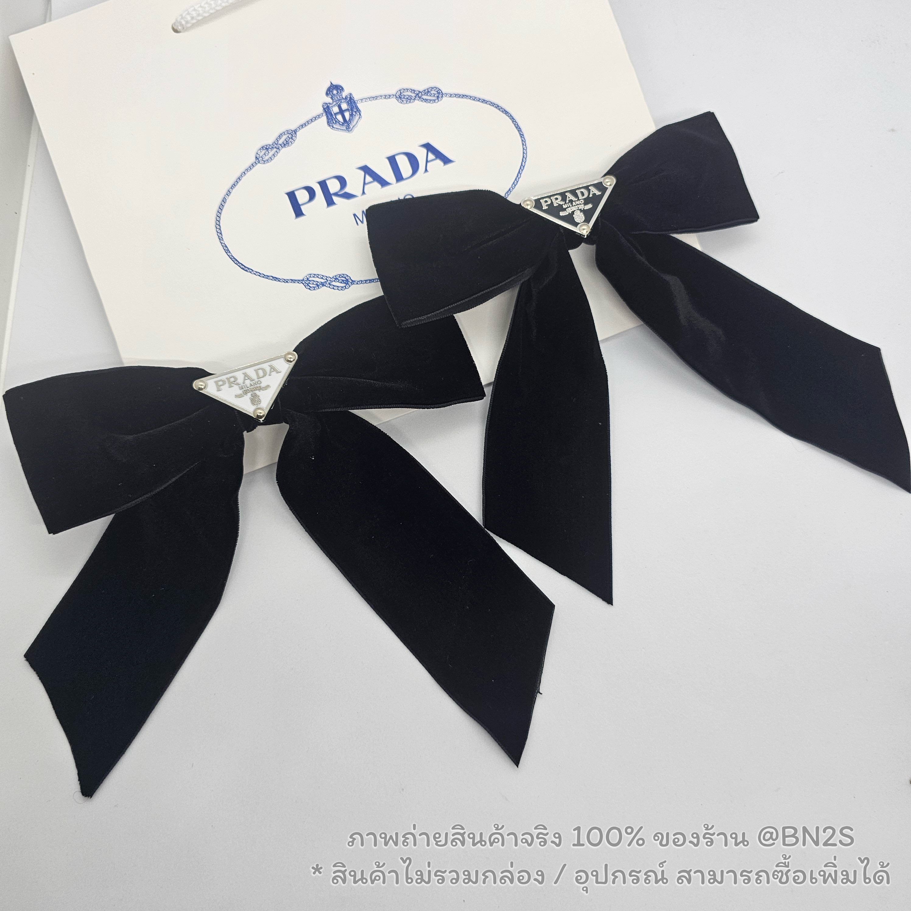 สีขาว | กิ๊บหนีบผมโบว์ ปราด้า New Season Prada triangle-logo bow velvet hair clip งานผ้าหนังกลับ มีสองสี ถ่ายจากงานจริง โลโก้ขาว โลโก้ ดำ ไม่มีกล่อง อุปกรณ์