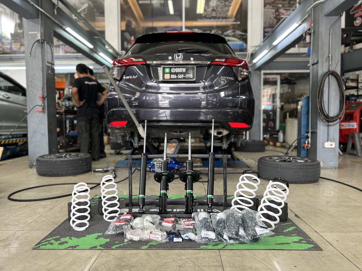 HONDAติดตั้งโช้คอัพ Tein EnduraPro Basic คู่กับ สปริง YSS Comfort Series สิ่งที่จะได้รับหลังจากติดตั้ง: นุ่มนวลระดับพรีเมียม: โช้คอัพ Tein EnduraPro Basic พร้อมเทคโนโลยี H.B.S. ช่วยดูดซับแรงกระแทกจากถนนขรุขระ ลดอาการโคลงเคลง: สปริง YSS Comfort Series (ความสูงเดิม) ช่วยปรับสมดุลของรถ และลดอาการโยนตัวของรถได้อย่างมีประสิทธิภาพ ฟีลลิ่งขับสบาย: การผสมผสานของสองแบรนด์ดังที่เน้นความสบายและความทนทาน ทำให้รถคุณขับขี่นุ่มนวล แต่ยังคงความหนึบแน่น คุณภาพเต็มชุด: ติดตั้งโดยทีมช่างผู้เชี่ยวชาญ พร้อมอะไหล่ส่วนควบใหม่ และบริการตั้งศูนย์ด้วยเครื่องมือที่ทันสมัยที่สุด เหมาะสำหรับใคร? เจ้าของ HR-V ที่เน้นความสบายในการขับขี่เป็นหลัก ผู้ที่ต้องการอัปเกรดช่วงล่างให้มีความมั่นคง ปลอดภัยยิ่งขึ้น โดยไม่ต้องการโหลดเตี้ย 👉 เปลี่ยนฟีลลิ่งการขับขี่ให้รถคุณดีกว่าเดิม ชุดนี้คือคำตอบ! 📌 สอบถามข้อมูลเพิ่มเติม หรือนัดหมายเข้ารับบริการ ☎️ : 08-6569-1915 ☎️ : 08-6544-5963 💬 Line id : @88rw 📍 Location : https://goo.gl/maps/HrNUAZXPN94KvxZ98 🌐 Facebook : https://www.facebook.com/88rwtire #Honda #HRV #Tein #EnduraPro #YSS #YSSComfort #โช้คอัพ #ช่วงล่าง #ยางเจริญรุ่งเรือง #นนทบุรี #งามวงศ์วาน