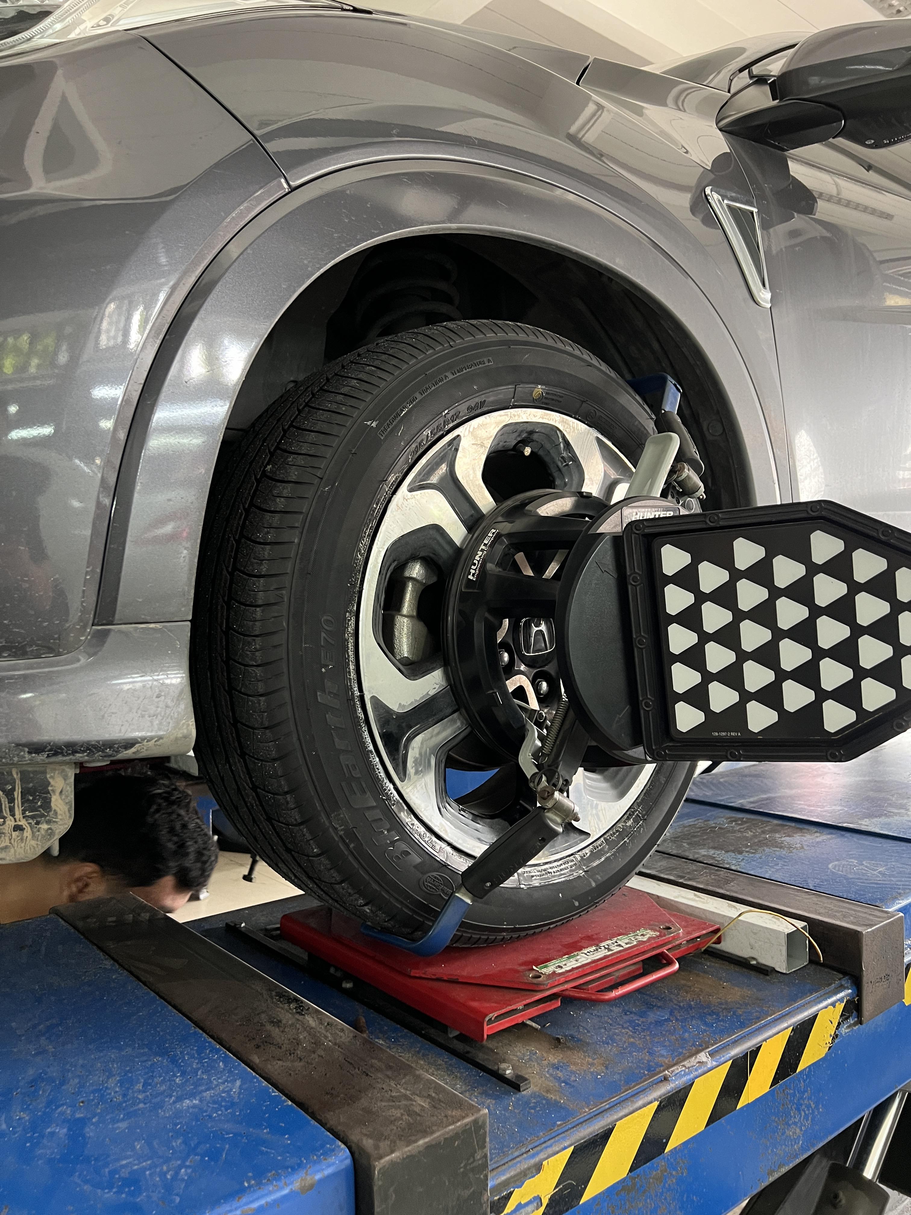 HONDA HRV เปลี่ยนยางรถยนต์ ใช้งานประจำวัน [+] YOKOHAMA E70 215/55R17 *นัดหมายก่อนเข้ารับบริการ เพื่อความรวดเร็วครับ 𝙊𝙪𝙧 𝙎𝙚𝙧𝙫𝙞𝙘𝙚 บริการทางร้านเรารับทำอะไรบ้าง 🔧 มียางรถยนต์ทุกยี่ห้อให้เลือกซื้อ 🔧 โช้คอัพ สปริง 🔧 เช็คช่วงล่าง แก้ปัญหาให้ตรงจุด 🔧 ติดตั้งยางแบบไร้รอย 100% 🔧 บริการสลับยาง ตามอายุ 🔧 บริการล้างลิ้นปีกผีเสื้อ 🔧 บริการเช็คระยะรถยนต์ 🔧 เปลี่ยนถ่ายของเหลวทั้งระบบ 🔧 ตั้งศูนย์ด้วยเครื่อง HUNTER นำเข้าจาก USA สอบถามข้อมูลเพิ่มเติม หรือนัดหมายเข้ารับบริการ ☎️ : 08-6569-1915 ☎️ : 08-6544-5963 Line id : @88rw Tiktok : https://www.tiktok.com/@88rwycrr Youtube : https://youtube.com/@88rw Facebook : https://www.facebook.com/88rwtire Location : https://goo.gl/maps/HrNUAZXPN94KvxZ98? #รถยนต์มีปัญหาไม่รู้ต้องแก้ตรงไหน ทางเรายินดี ตรวจหาปัญหาและหาวิธีแก้ บอกลูกค้าก่อนลงมือทำเสมอราคาเป็นธรรมไม่เอาเปรียบ สบายใจคุณลูกค้า ร้านยางเจริญรุ่งเรือง ยินดีต้อนรับครับ