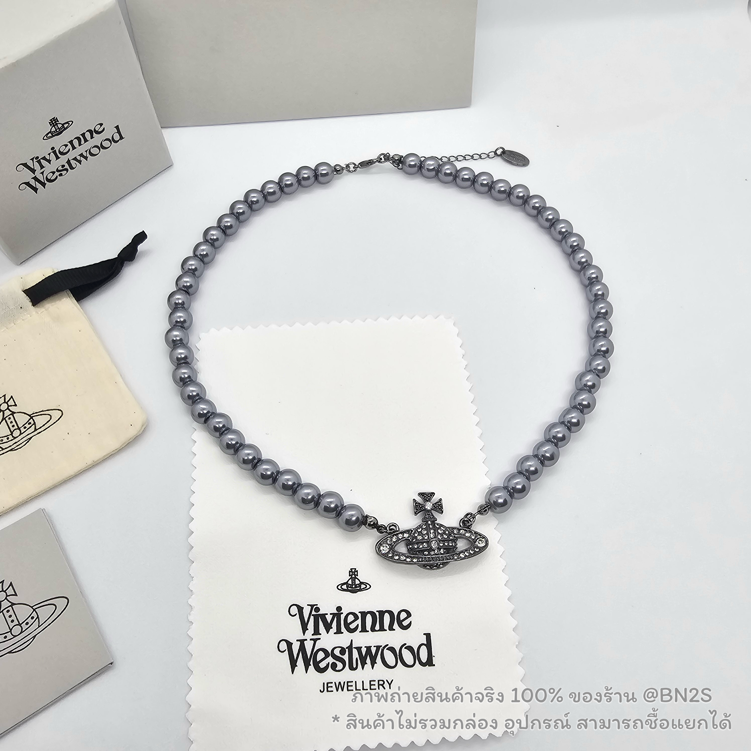 สีดำ | VIVIENNE WESTWOOD MINI BAS RELIEF PEARL CHOKER สร้อยคอไข่มุกวิเวียน จี้ฝังเพชรดาวเสาร์ อะไหล่เงิน - ดำ ปรับสายความยาวได้ ความยาว 40+5 ซม.