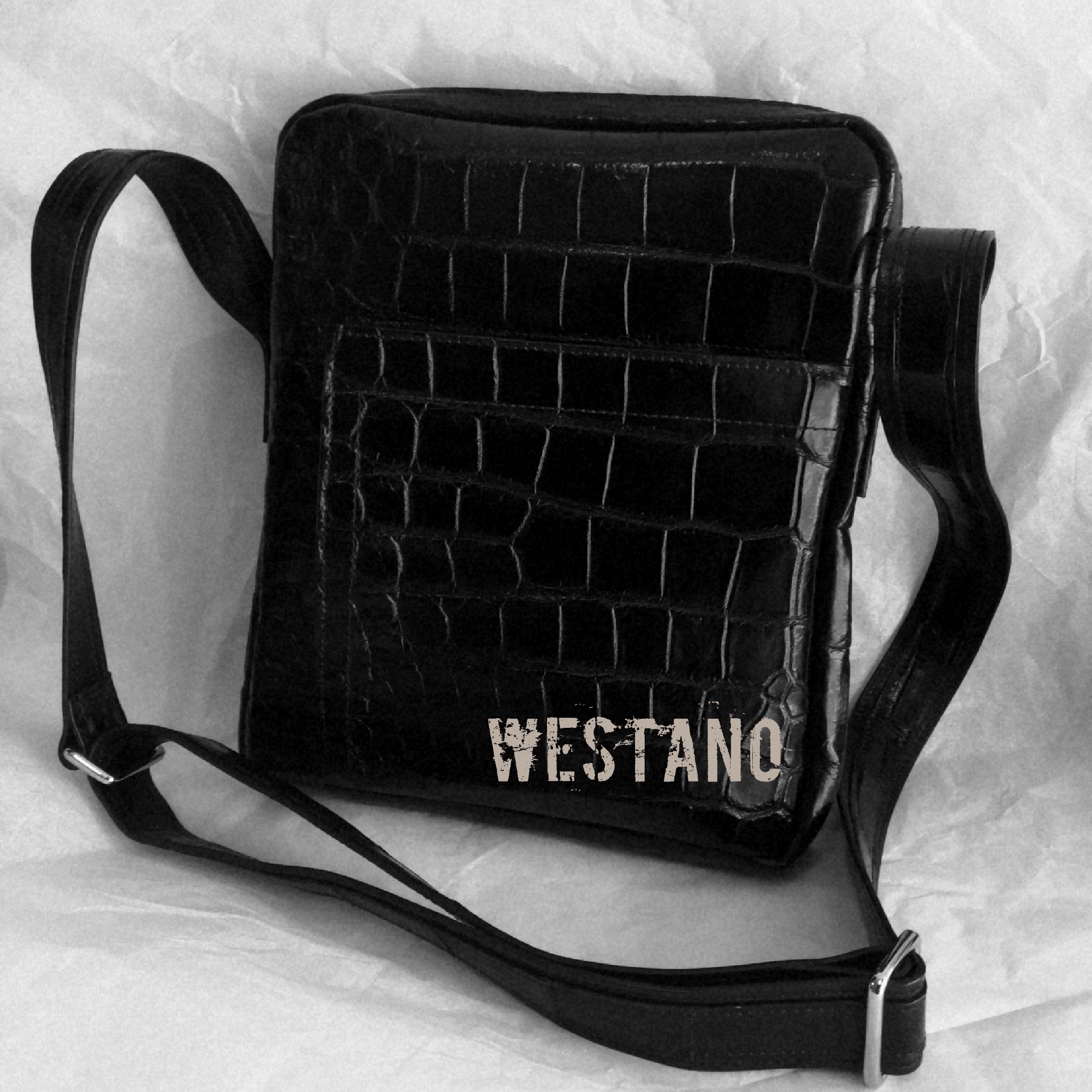 กระเป๋าสะพายชายหนังจระเข้แท้ สีดำ ส่วนท้อง รหัส CRM0218H-06-BL