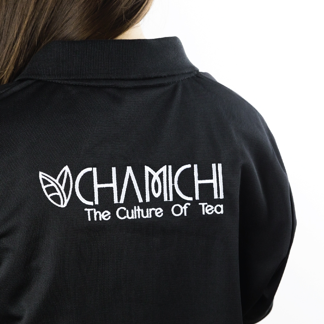 เสื้อยืด คอปก เสื้อโปโล เข้ารูป สีดำ แขนสั้น ปักลาย CHAMICHI ออกแบบโดย ทีอีเอ
