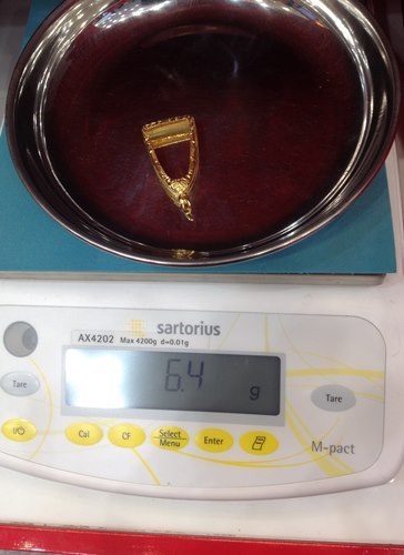 พระหลวงพ่อทวด พิมพ์หลังเตารีดใหญ่ B เนื้อนวะโลหะ รุ่นเลื่อนสมณศักดิ์ ๔๙ จัดสร้างวัดช้างให้ ปี ๒๕๕๓ เลี่ยมทองคำ น้ำหนัก 6.4 g หมายเลข ๗๒๘