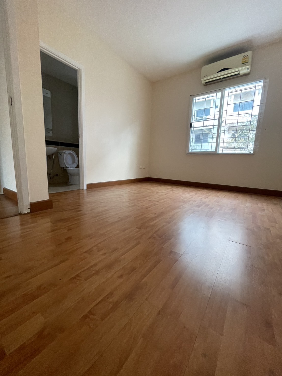 ขายบ้าน หมู่บ้านภุมรินทร์ 807/107 ติดสวนสาธารณะ ใกล้ห้างเซียร์รังสิต