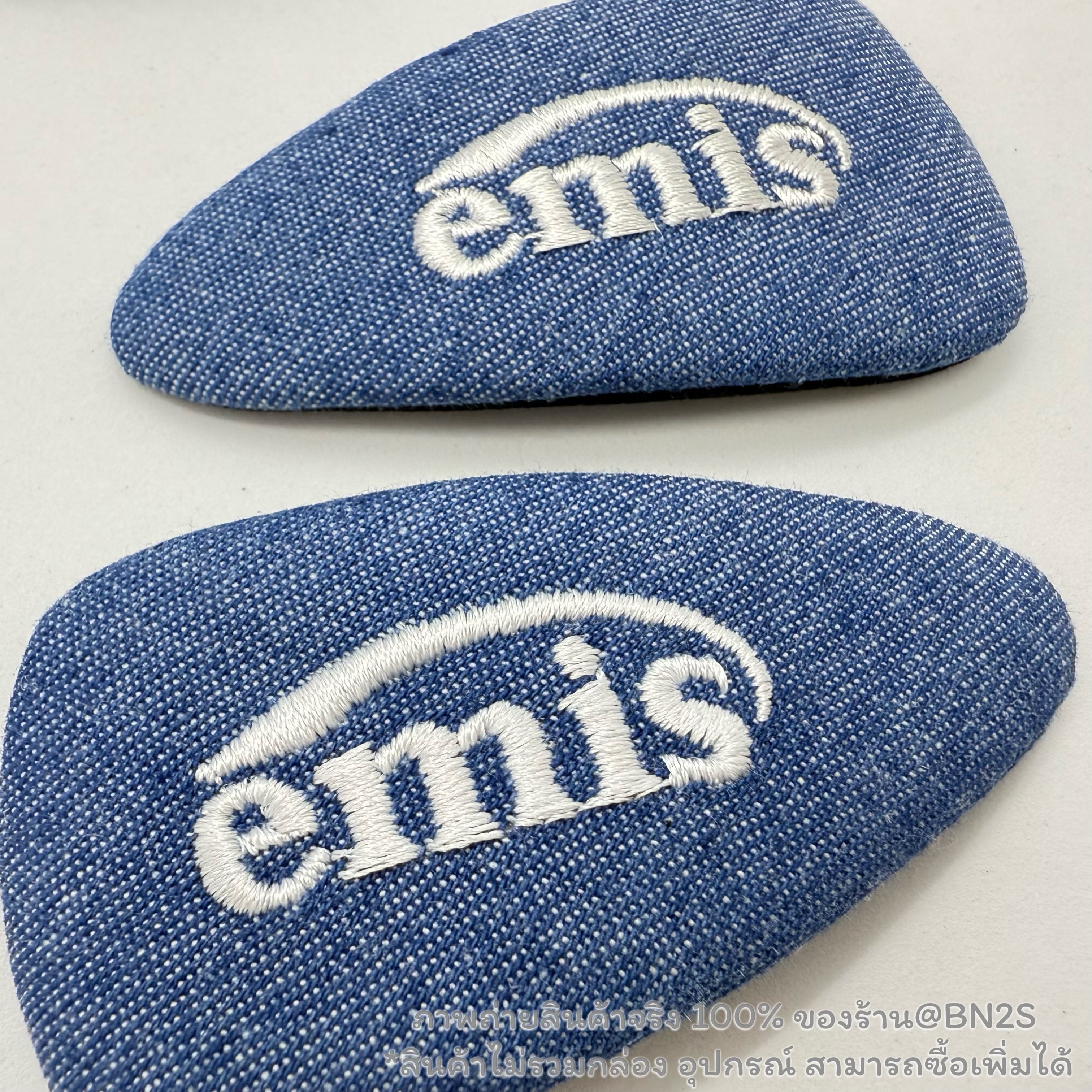 สีกรม | Emis New Logo Denim Wide Hairpin ที่หนีบผมอีมีส ผ้ายีนส์ตัวใหม่ ชนช๊อป มีให้เลือก 3 สีพร้อมส่งในไทย ไม่ต้องรอของนาน ขนาด 8x4 cm.
