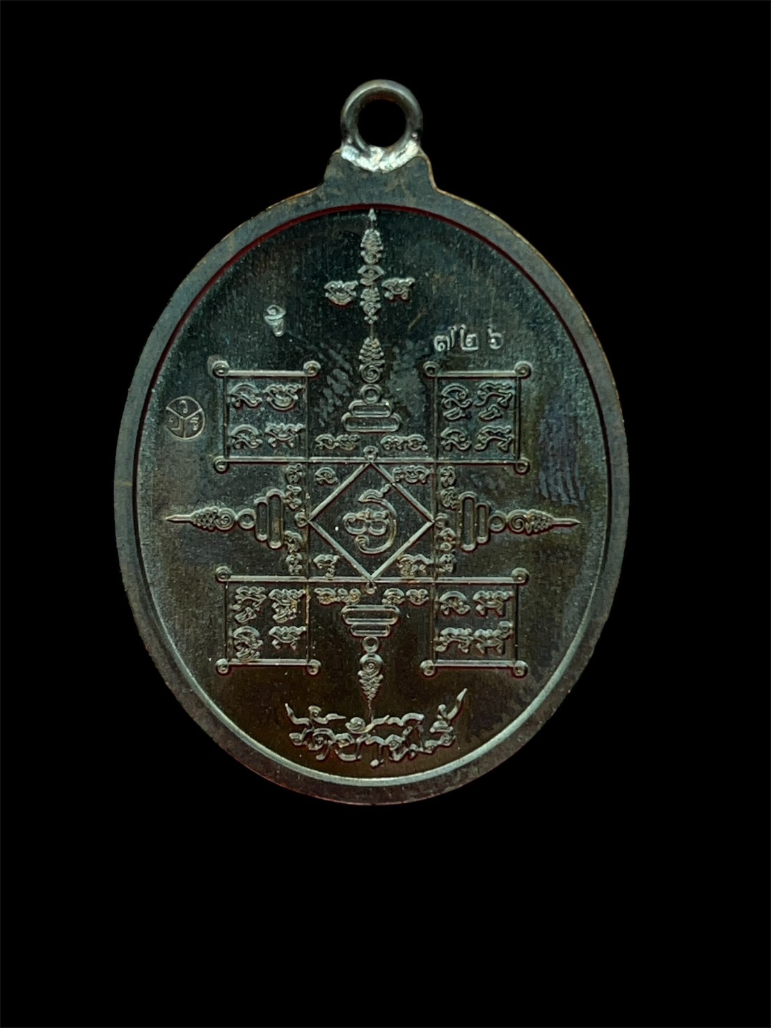 เหรียญห่วงเชื่อม พิมพ์หันข้าง หลวงพ่อทอง วัดบ้านไร่ รุ่นทองปาฏิหาริย์ จัดสร้างปี 2565 เนื้อทองแดงรมดำ ลงยาสีเขียว หน้ากากชุบเงิน หมายเลข 726