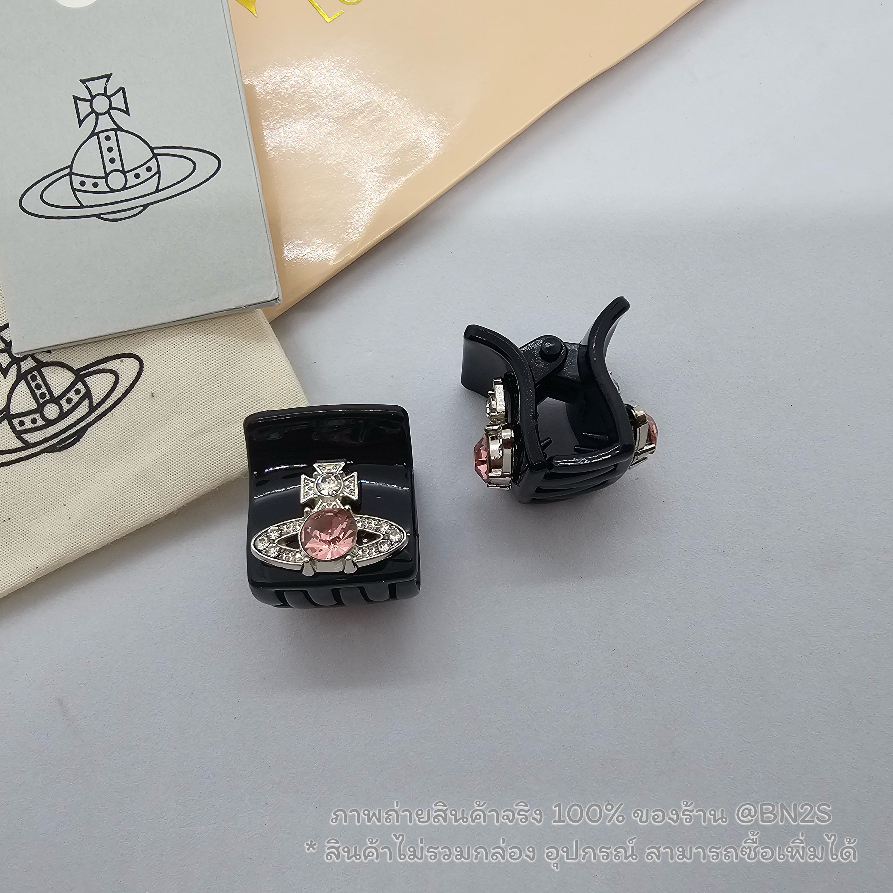 สีดำ | [ 1 คุ่ ] กิ๊บหนีบผมมินิ วิเวียน Vivienne Westwood Saturn hair clip 1 คู่ มีสีดำ ชมพู ให้เลือก
