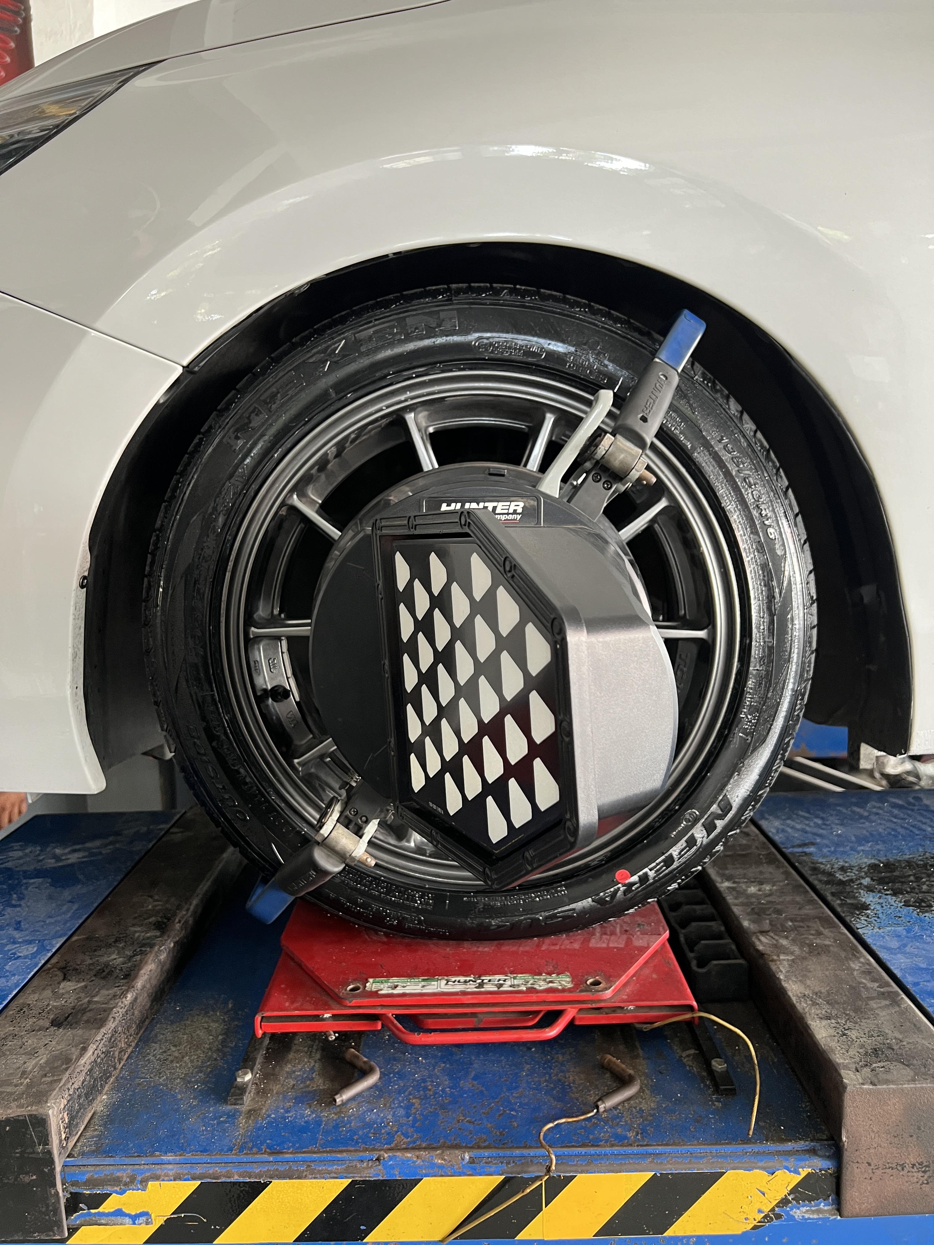 HONDA CITY TURBO เข้ารับบริการเปลี่ยนยางรถยนต์ [+] 𝗡𝗘𝗫𝗘𝗡 𝗡'𝗙𝗘𝗥𝗔 𝗦𝗨4 195/50R16 *เฉาพาะ NEXEN ประกันยาง 1 ปี หรือ 25,000 กม. บาด บวม เบียด แตก ระเบิด เปลี่ยนเส้นใหม่ ครับ *เพื่อความสะดวกในการรับบริการ นัดหมายเวลาก่อนเข้ารับบริการทุกครั้งครับ 𝙊𝙪𝙧 𝙎𝙚𝙧𝙫𝙞𝙘𝙚 บริการทางร้านเรารับทำอะไรบ้าง 🔧 มียางรถยนต์ทุกยี่ห้อให้เลือกซื้อ 🔧 โช้คอัพ สปริง 🔧 เช็คช่วงล่าง แก้ปัญหาให้ตรงจุด 🔧 ติดตั้งยางแบบไร้รอย 100% 🔧 บริการสลับยาง ตามอายุ 🔧 บริการล้างลิ้นปีกผีเสื้อ 🔧 บริการเช็คระยะรถยนต์ 🔧 เปลี่ยนถ่ายของเหลวทั้งระบบ 🔧 ตั้งศูนย์ด้วยเครื่อง HUNTER นำเข้าจาก USA สอบถามข้อมูลเพิ่มเติม หรือนัดหมายเข้ารับบริการ ☎️ : 08-6569-1915 ☎️ : 08-6544-5963 Line id : @88rw Tiktok : https://www.tiktok.com/@88rwycrr Youtube : https://youtube.com/@88rw Facebook : https://www.facebook.com/88rwtire Location : https://goo.gl/maps/HrNUAZXPN94KvxZ98?coh=178573&entry=tt #รถยนต์มีปัญหาไม่รู้ต้องแก้ตรงไหน ทางเรายินดี ตรวจหาปัญหาและหาวิธีแก้ บอกลูกค้าก่อนลงมือทำเสมอราคาเป็นธรรมไม่เอาเปรียบ สบายใจคุณลูกค้า ร้านยางเจริญรุ่งเรือง ยินดีต้อนรับครับ