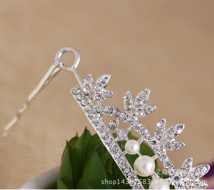 มงกุฏขนาดรองใหญ่ ขนาด กว้าง 15 สูง 4 ซม. แบบกิ๊บปักแน่น ประดับเพชรและมุกได้สวยดูดีมาก