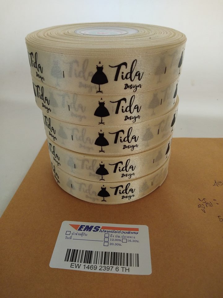 ป้ายคอเสื้อ เนื้อริบบิ้นซาติน 2 ซม. ริบบิ้นสีครีม S-2 พิมพ์ดำ 5 ม้วน