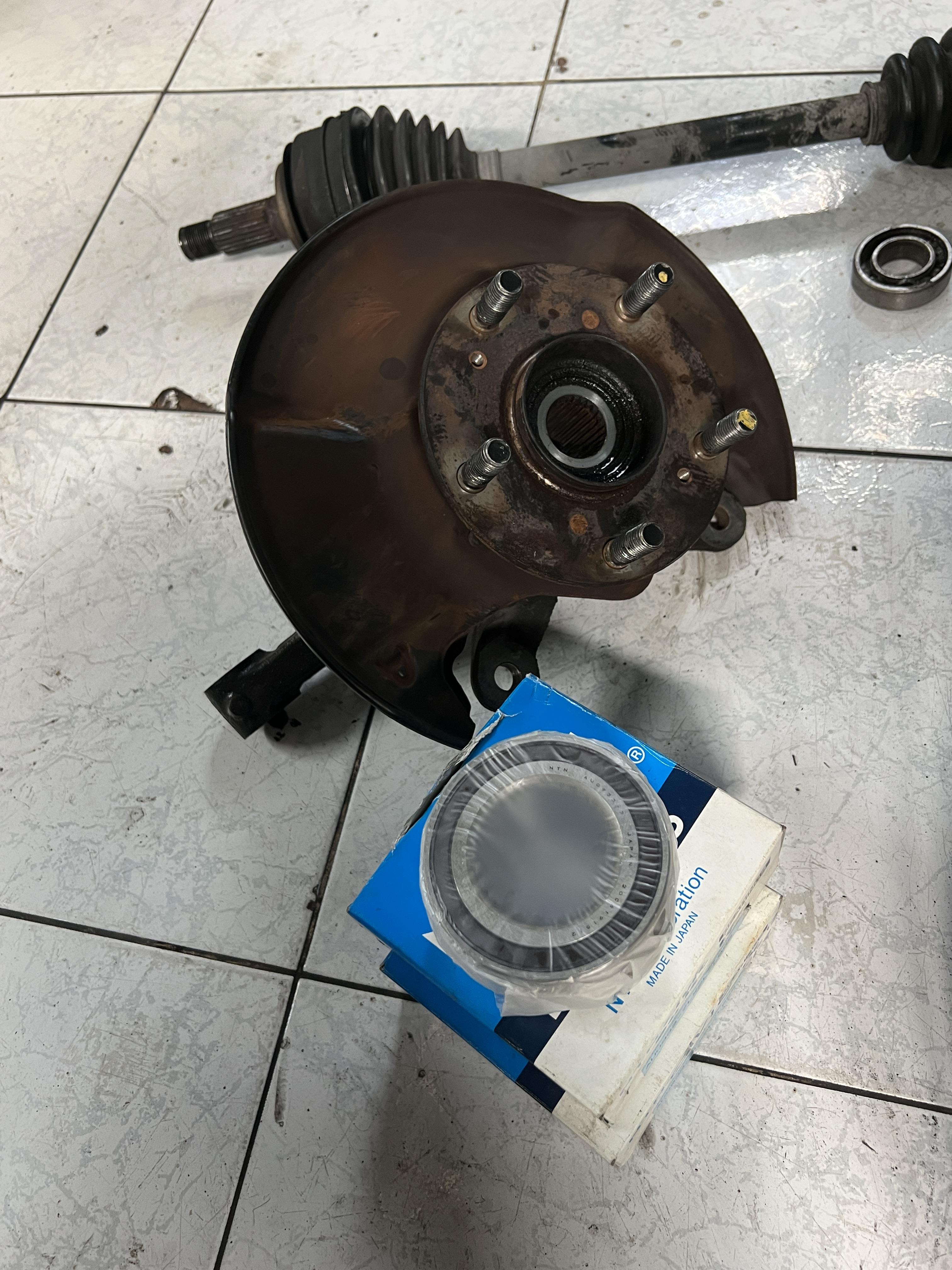HONDA CIVIC FD ยางหุ้มเพลาขับ และลูกปืนล้อ หน้าแตก เข้ารับบริการซ่อมบำรุง พร้อมตั้งศูนย์ [+] ยางหุ้มเพลาขับหน้า [+] ลูกปืนล้อหน้า NTN พร้อมบริการติดตั้ง สอบถามข้อมูลเพิ่มเติม หรือ นัดหมายเข้ารับบริการ โทร. 08-6569-1915 Location : https://goo.gl/maps/HrNUAZXPN94KvxZ98? รถยนต์มีปัญหาไม่รู้ต้องแก้ตรงไหน ทางเรายินดี ตรวจหาปัญหาและหาวิธีแก้ บอกลูกค้าก่อนลงมือทำเสมอด้วยราคาเป็นธรรม เวลาบริการ วันจันทร์-วันอาทิตย์ 09:00 น. - 17.30 น. #ยางหุ้มเพลาขับ #ลูกปืนล้อหน้า #HONDACIVICFD #โช้คอัพ #ช่วงล่าง #โช๊ค #ยางรถยนต์