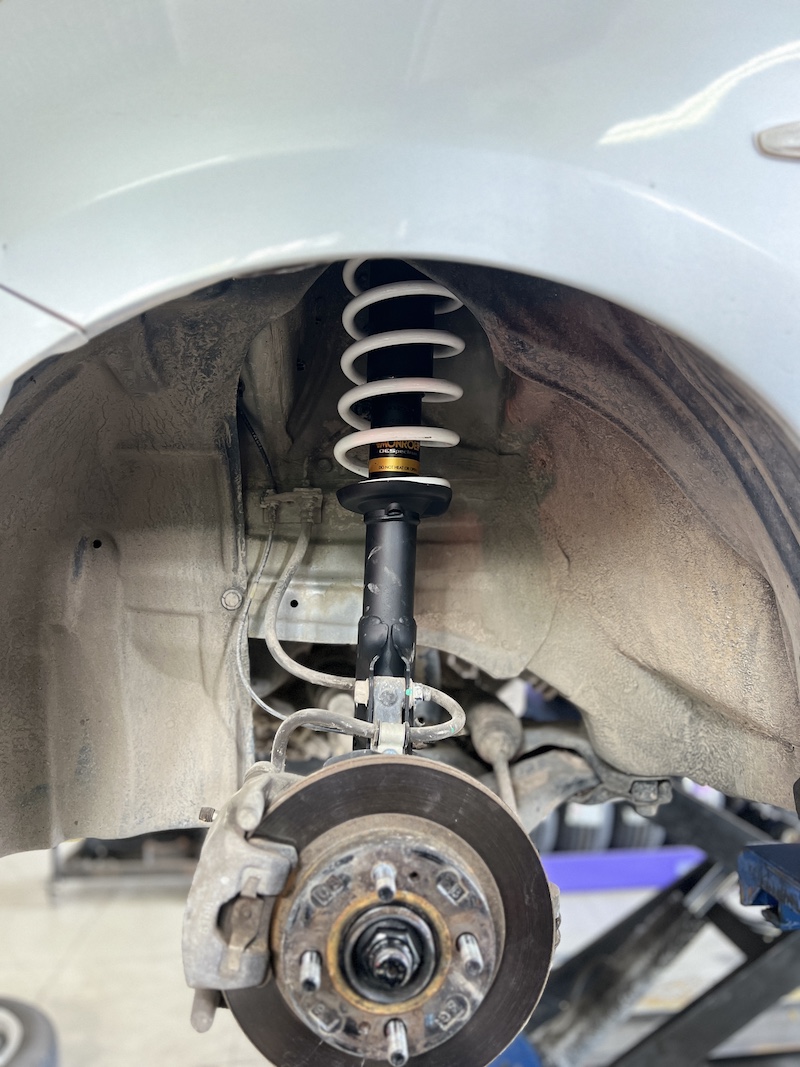 Mitsubishi Mirage ติดตั้งโช้คอัพ Monroe OE Spectrum และสปริง YSS Comfort Series สิ่งที่จะได้รับหลังจากติดตั้ง: นุ่มนวลระดับพรีเมียม: โช้คอัพ Monroe OE Spectrum ให้ฟีลลิ่งการขับขี่ที่นุ่มสบายและยืดหยุ่นสูง ซับแรงกระแทกเยี่ยม: สปริง YSS Comfort Series ช่วยเพิ่มประสิทธิภาพการซับแรง และลดอาการกระด้างของรถเล็กได้อย่างชัดเจน ขับสบายทุกวัน: การผสมผสานของสองแบรนด์ดังที่ให้ความนุ่มหนึบที่ลงตัว เหมาะกับการใช้งานในเมือง ไร้กังวลเรื่องเสียง: เทคโนโลยี ICV ของ Monroe ช่วยลดแรงสั่นสะเทือนและเสียงรบกวนในห้องโดยสาร เหมาะสำหรับใคร? เจ้าของ Mirage ที่ต้องการความสบายในการขับขี่เป็นหลัก ผู้ที่ต้องการอัปเกรดช่วงล่างให้มีความมั่นคง ปลอดภัยยิ่งขึ้น โดยไม่ต้องการโหลดเตี้ย 👉 เปลี่ยนรถคุณให้ขับขี่สบายและปลอดภัยกว่าเดิม! ชุดอัปเกรดนี้คือคำตอบที่ลงตัวครับ 📌 สอบถามข้อมูลเพิ่มเติม หรือนัดหมายเข้ารับบริการ ☎️ : 08-6569-1915 ☎️ : 08-6544-5963 💬 Line id : @88rw 📍 Location : https://goo.gl/maps/HrNUAZXPN94KvxZ98 🌐 Facebook : https://www.facebook.com/88rwtire #Mitsubishi #Mirage #Monroe #YSS #โช้คอัพ #ช่วงล่าง #ยางเจริญรุ่งเรือง #นนทบุรี #งามวงศ์วาน