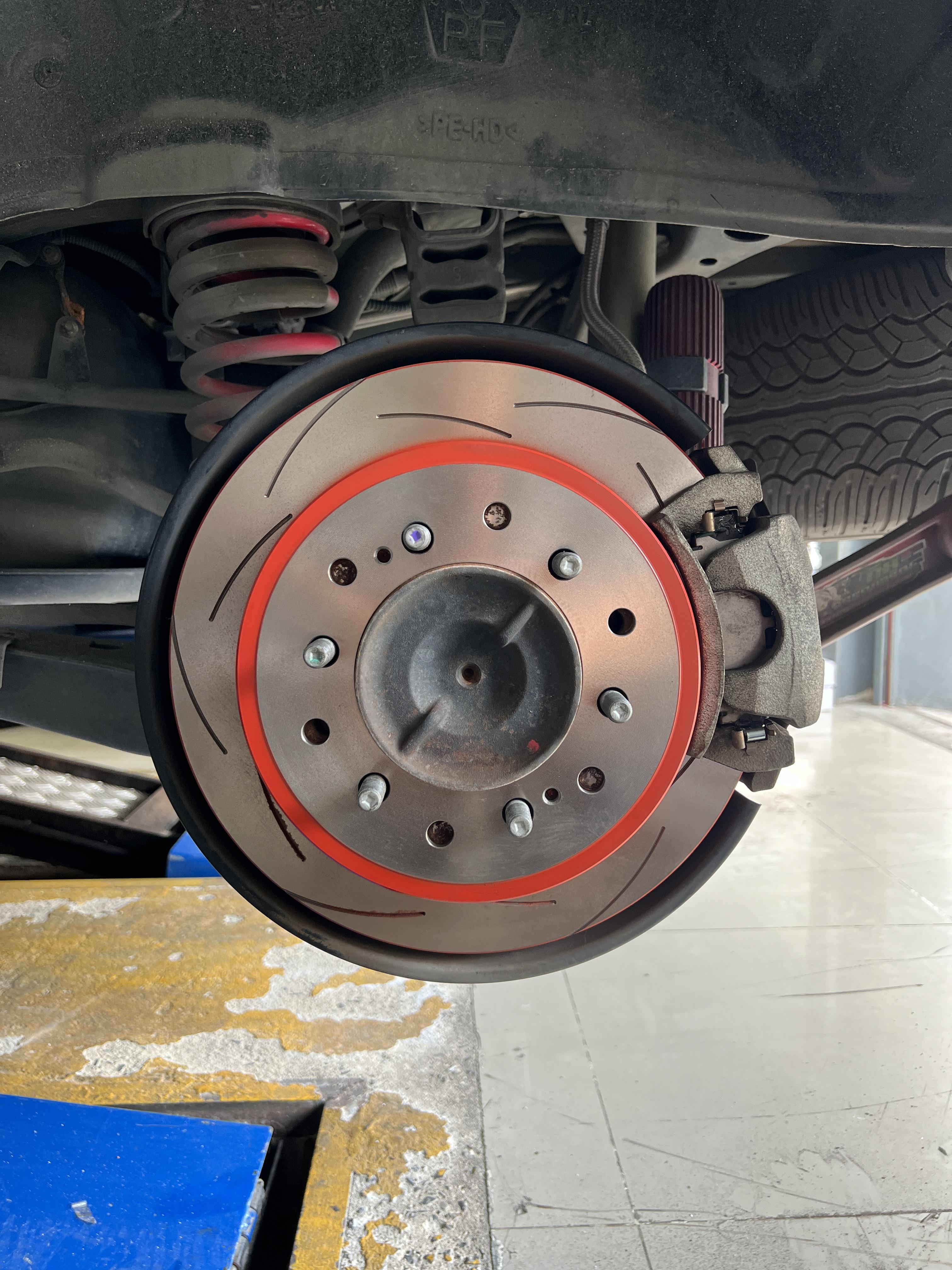 TOYOTA FORTUNER เข้ารับบริการอัพเกรดระบบเบรก เปลี่ยนคู่หน้ามาแล้ว วันนี้มาเติมคู่หลัง [+] TRW XPS จานเบรกอัพเกรด เซาะร่อง ระบายความร้อนรวดเร็ว จานเบรกหน้า แข็งแรงทนทาน [+] ผ้าเบรก YOSHI ญี่ปุ่น จับเร็ว คอนโทรเบรกดีเยี่ยม ขอบพระคุณพี่ลูกค้าทุกท่านไว้วางใจให้เราดูแลรถยนต์ ให้น้องๆมีงานทำครับ ขอบพระคุณครับ🙏😁 *เพื่อความสะดวกในการรับบริการ นัดหมายเวลาก่อนเข้ารับบริการทุกครั้งครับ 𝙊𝙪𝙧 𝙎𝙚𝙧𝙫𝙞𝙘𝙚 บริการทางร้านเรารับทำอะไรบ้าง 🔧 มียางรถยนต์ทุกยี่ห้อให้เลือกซื้อ 🔧 โช้คอัพ สปริง 🔧 เช็คช่วงล่าง แก้ปัญหาให้ตรงจุด 🔧 ติดตั้งยางแบบไร้รอย 100% 🔧 บริการสลับยาง ตามอายุ 🔧 บริการล้างลิ้นปีกผีเสื้อ 🔧 บริการเช็คระยะรถยนต์ 🔧 เปลี่ยนถ่ายของเหลวทั้งระบบ 🔧 ตั้งศูนย์ด้วยเครื่อง HUNTER นำเข้าจาก USA สอบถามข้อมูลเพิ่มเติม หรือนัดหมายเข้ารับบริการ ☎️ : 08-6569-1915 ☎️ : 08-6544-5963 Line id : @88rw Tiktok : https://www.tiktok.com/@88rwycrr Youtube : https://youtube.com/@88rw Facebook : https://www.facebook.com/88rwtire Location : https://goo.gl/maps/HrNUAZXPN94KvxZ98?coh=178573&entry=tt #รถยนต์มีปัญหาไม่รู้ต้องแก้ตรงไหน ทางเรายินดี ตรวจหาปัญหาและหาวิธีแก้ บอกลูกค้าก่อนลงมือทำเสมอราคาเป็นธรรมไม่เอาเปรียบ สบายใจคุณลูกค้า ร้านยางเจริญรุ่งเรือง ยินดีต้อนรับครับ