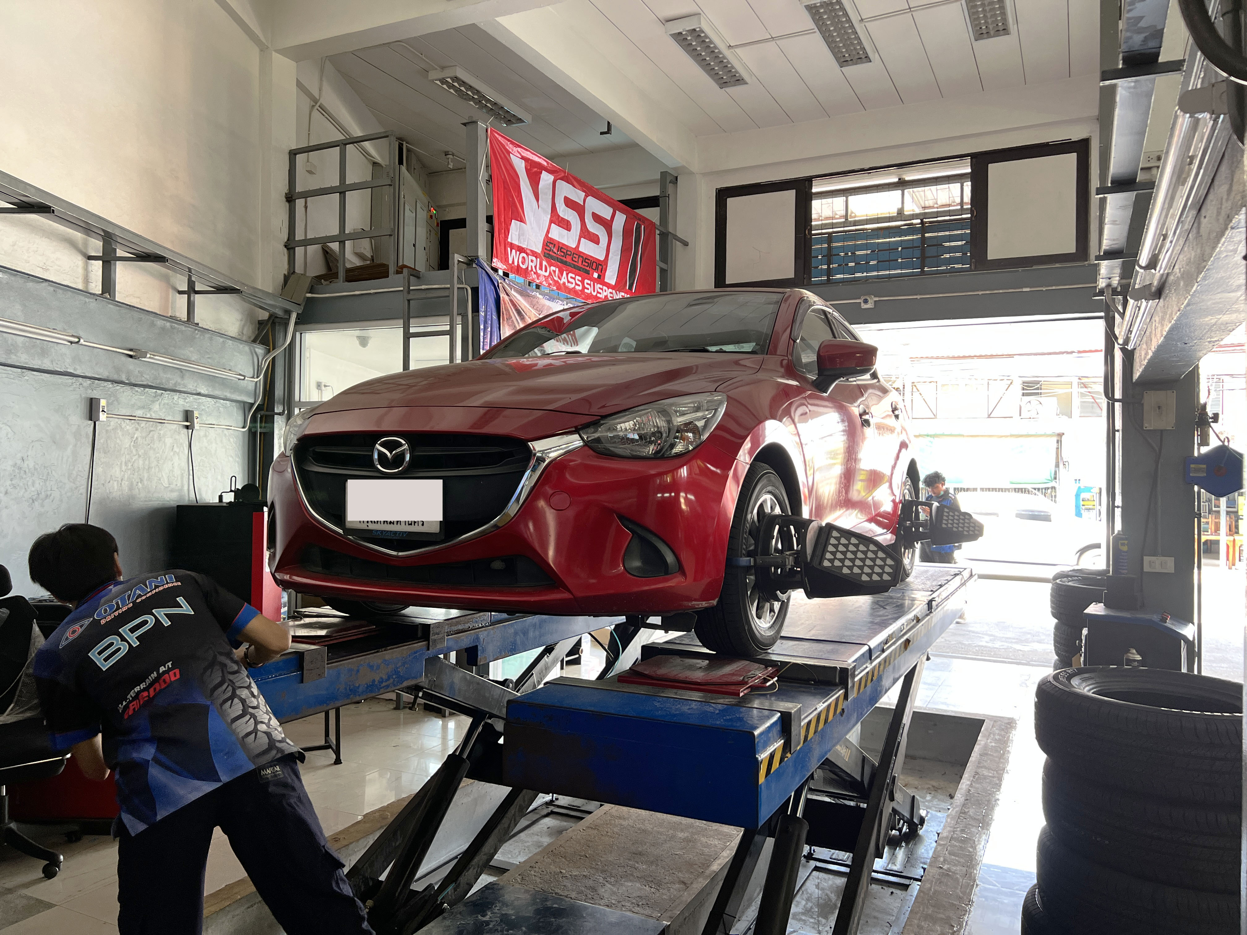 Mazda 2 skyactive เปลี่ยนยางรถยนต์ใช้งานประจำวัน เน้นนุ่มนวล ปลอดภัย เลือกใช้งานยางผลิต ญี่ปุ่น made In Japan นุ่มพรีเมี่ยม พร้อมบริการแบบครบ จบ ที่เดียว [+] Yokohama alliance al030ex Made in Japan [+] ขนาด 185/65R15 โปรโมชั่นราคาพิเศษ ติดต่อสอบถามเพิ่มเติม โทร : 08-6569-1915 บุ๊ก และทีมงาน ยินดีต้อนรับครับ 𝙊𝙪𝙧 𝙎𝙚𝙧𝙫𝙞𝙘𝙚 บริการทางร้าน เรารับทำอะไรบ้าง 🔧 ติดตั้งยางแบบไร้รอย 100% 🔧 บริการสลับยาง ตามอายุ 🔧 มียางรถยนต์ทุกยี่ห้อให้เลือกซื้อ 🔧 เช็คช่วงล่าง แก้ปัญหาให้ตรงจุด 🔧 บริการล้างลิ้นปีกผีเสื้อ 🔧 บริการเช็คระยะรถยนต์ 🔧 เปลี่ยนถ่ายของเหลวทั้งระบบ 🔧 ตั้งศูนย์ด้วยเครื่อง HUNTER นำเข้าจาก USA สอบถามข้อมูลเพิ่มเติม หรือนัดหมายเข้ารับบริการ Tel : 08-6569-1915 Tel : 08-6544-5963 Line id : @88rw Tiktok : https://www.tiktok.com/@88rwycrr Youtube : https://youtube.com/@88rw Facebook : https://www.facebook.com/otaninon Location : https://goo.gl/maps/HrNUAZXPN94KvxZ98?coh=178573&entry=tt #รถยนต์มีปัญหาไม่รู้ต้องแก้ตรงไหน ทางเรายินดี ตรวจหาปัญหาและหาวิธีแก้ บอกลูกค้าก่อนลงมือทำเสมอราคาเป็นธรรมไม่เอาเปรียบ สบายใจคุณลูกค้า ---------------------------------- ดูแลให้คำปรึกษาทุกปัญหาคาใจ ไม่ทิ้งลูกค้า มีบริการหลังการขาย 【ให้ผู้เชี่ยวชาญของเรา ดูแลรถคุณ】 ร้านยางเจริญรุ่งเรือง ยินดีต้อนรับครับ #ยางรถยนต์ #yokohama #alliance #al30 #madeinjapan